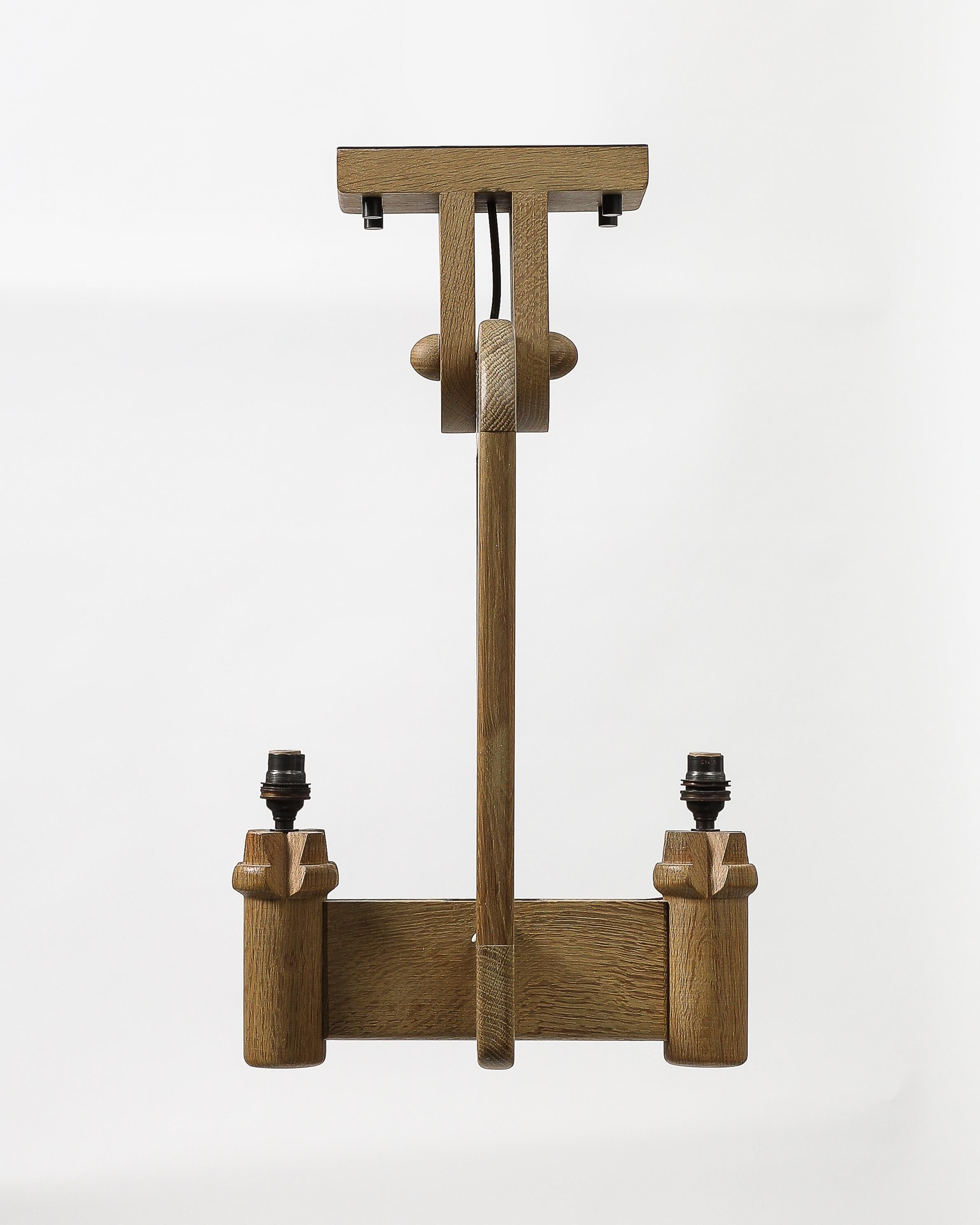 Araña de roble de Guillerme y Chambron, Francia, c. 1960 en Excelente estado para la venta en New York City, NY