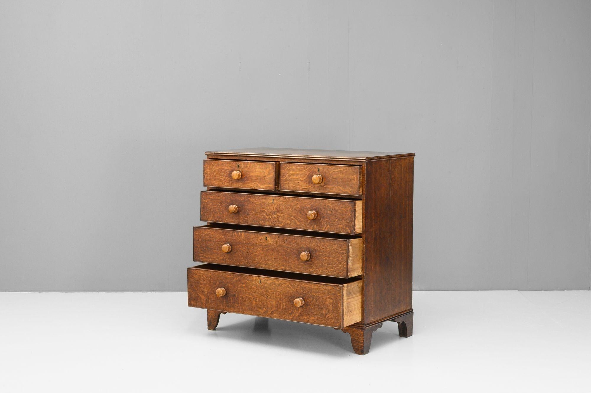 Oak Chest In Good Condition For Sale In London, England