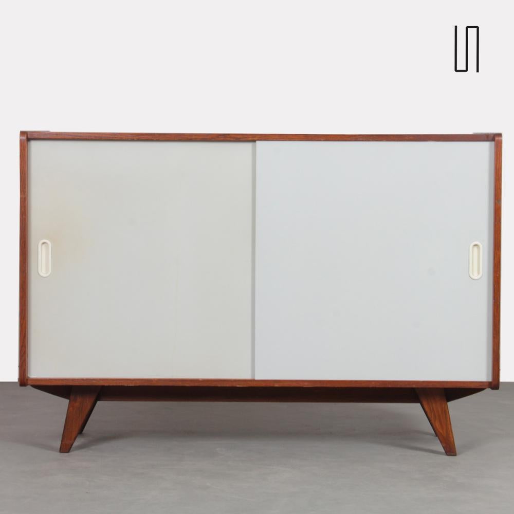 Cassapanca in rovere tinto, modello U-452, disegnata da Jiri Jiroutek. È stato prodotto intorno al 1960 nella Repubblica Ceca da Interiers Praha. Questo mobile in legno ha due ante scorrevoli dipinte di bianco. Il mobile poggia su piedi a compasso.