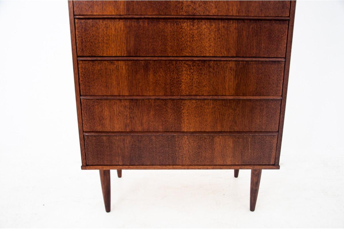 A chiffon-type chest of drawers produced in Denmark in the 1960s.

Veneered with oak wood.

Very good condition, after renovation.

height 137cm, width 77cm, depth 40cm.
