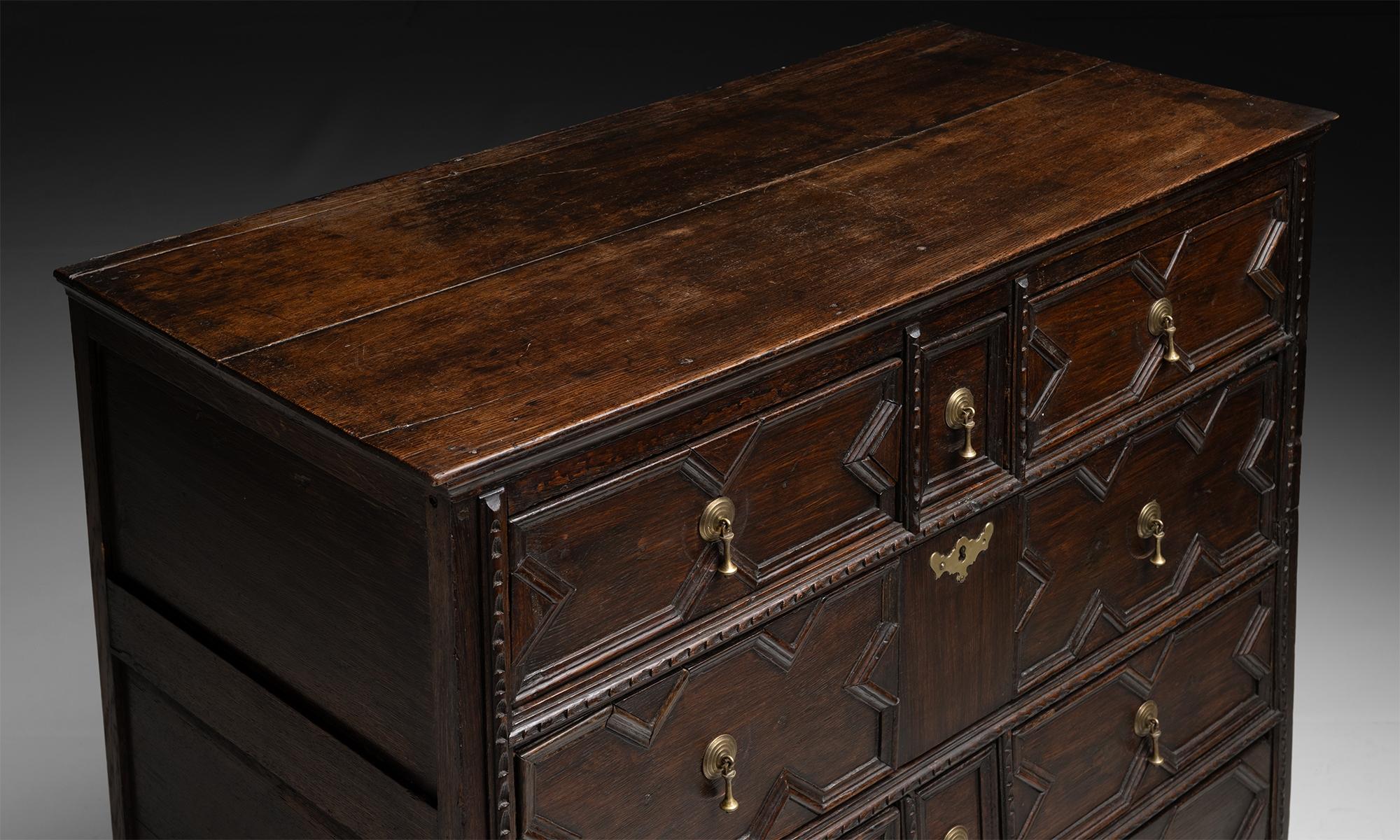 Oak Chest of Drawers, England circa 1790 In Good Condition For Sale In Culver City, CA