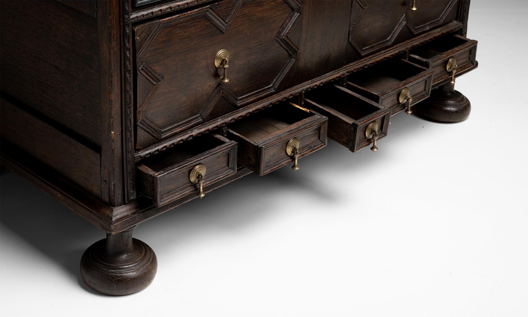 Oak Chest of Drawers, England circa 1790 For Sale 1