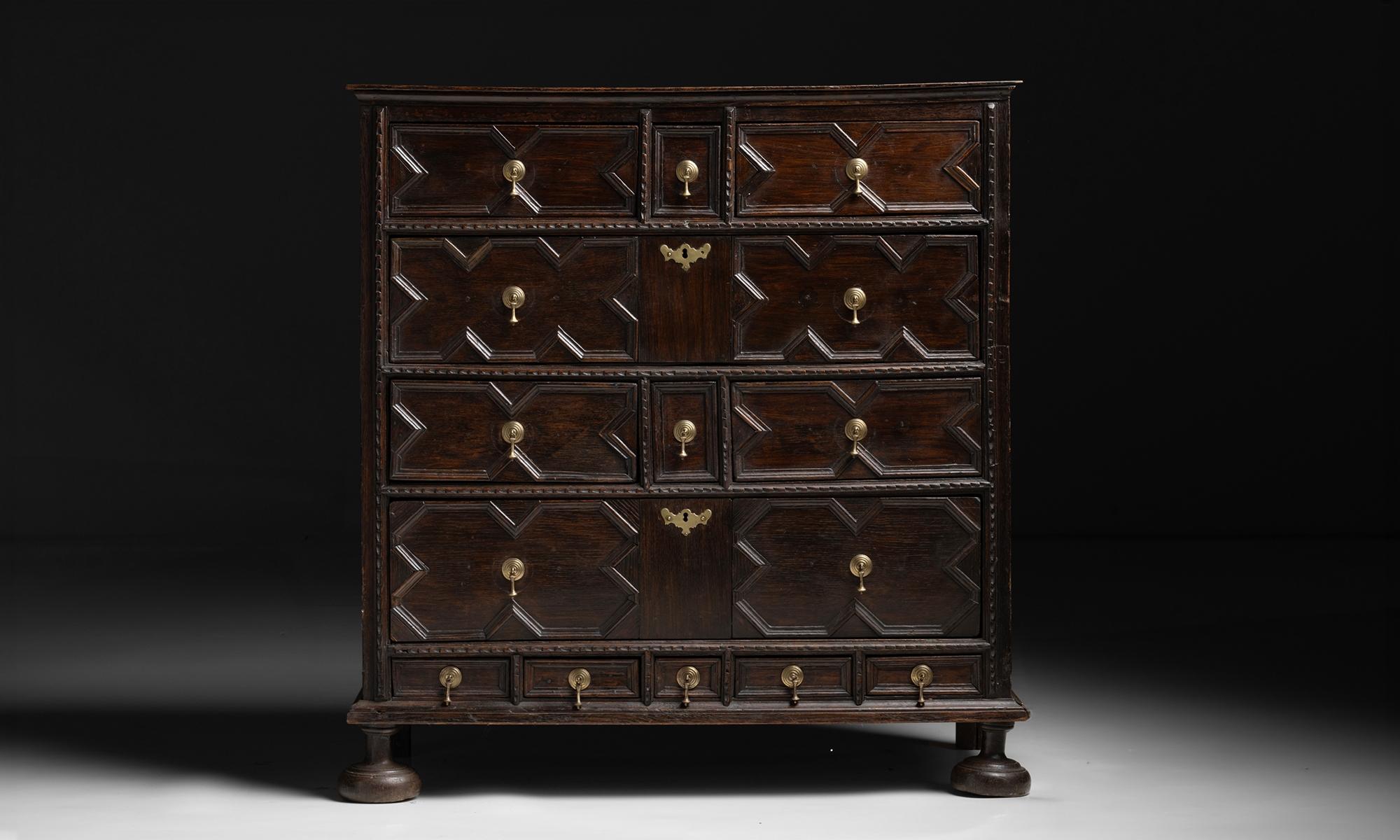 Oak Chest of Drawers, England circa 1790 For Sale 3