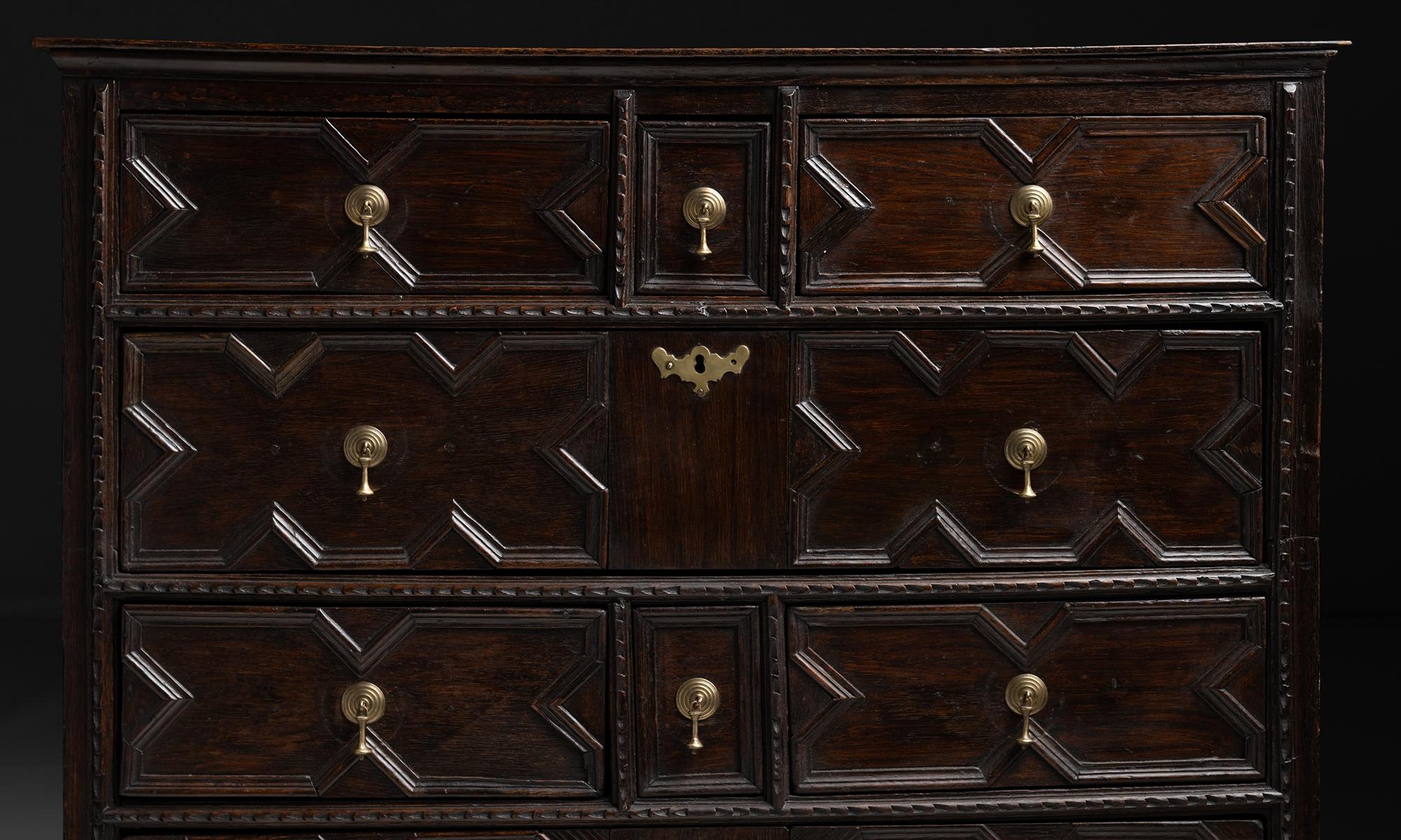 Oak Chest of Drawers, England circa 1790 For Sale 4