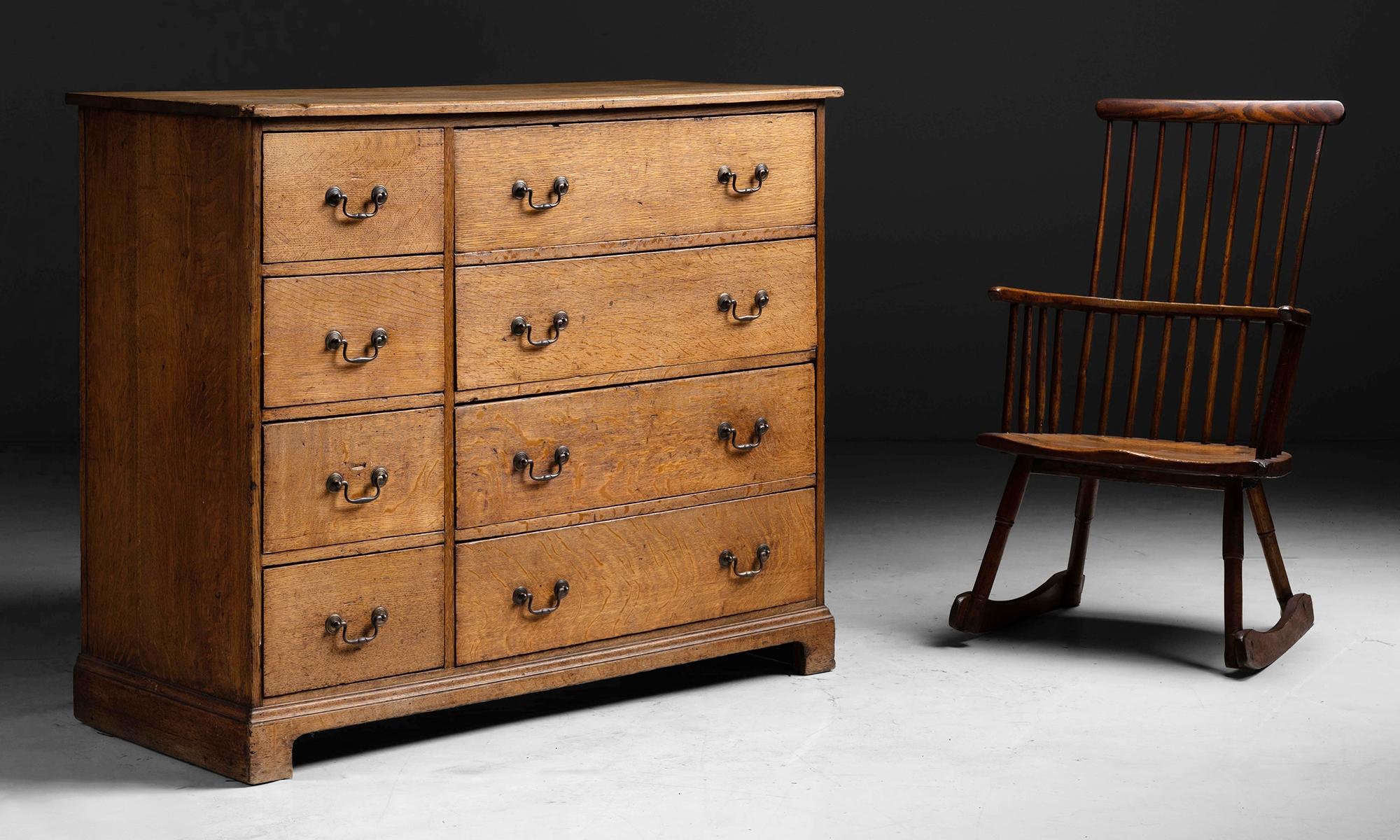 Oak Chest of Drawers England, circa 1900 In Good Condition In Culver City, CA