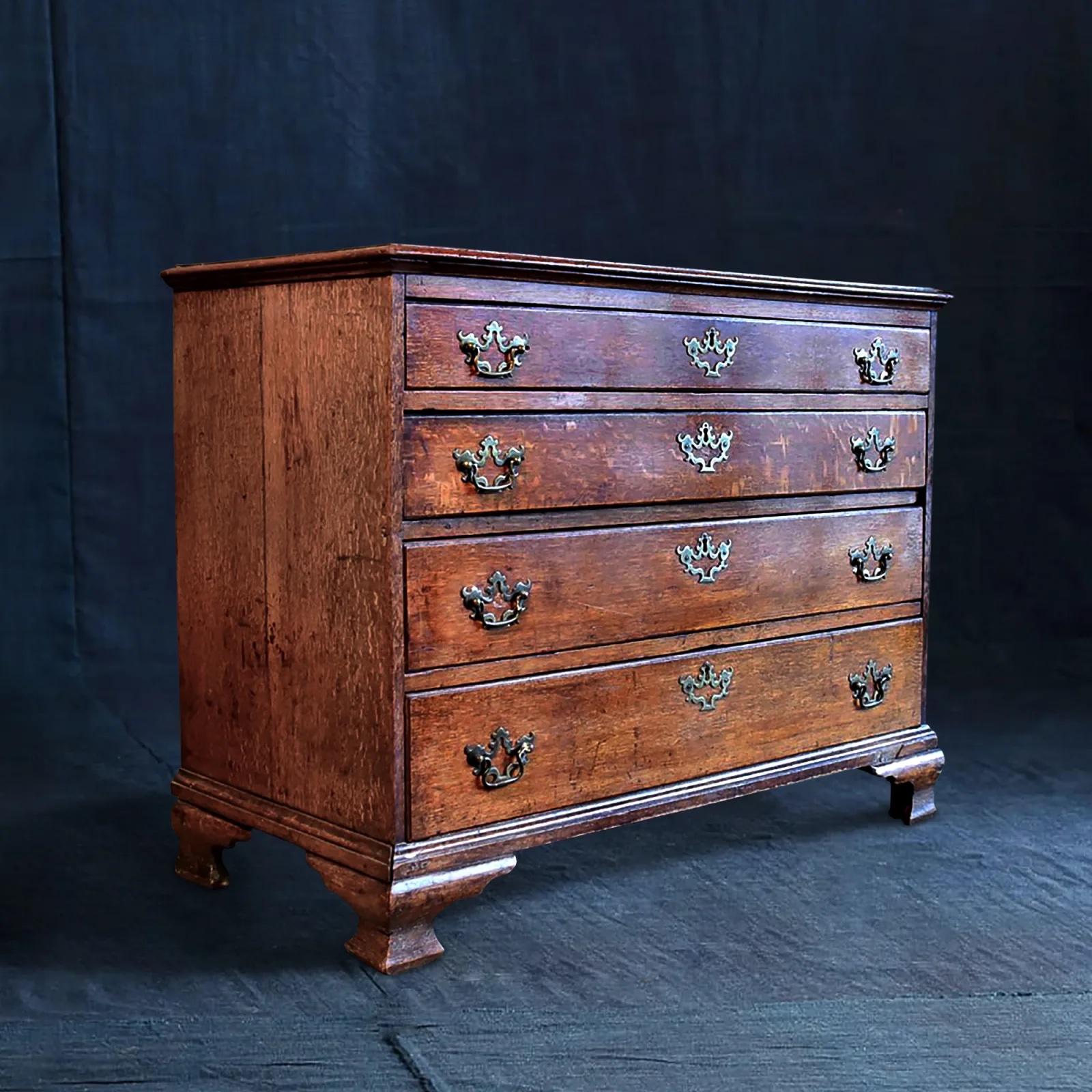 Oak chest of drawers. Excellent colour and condition.
English c.1800
H.82cm x W.104cm x D.52cm