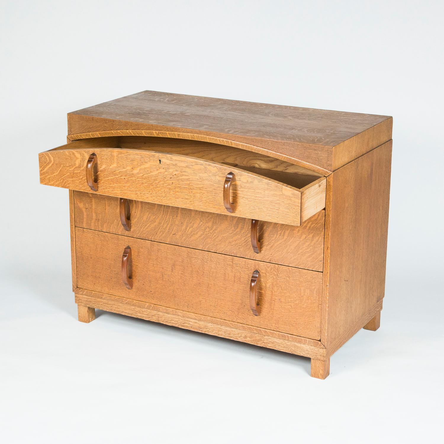 Arts and Crafts Oak chest of drawers 