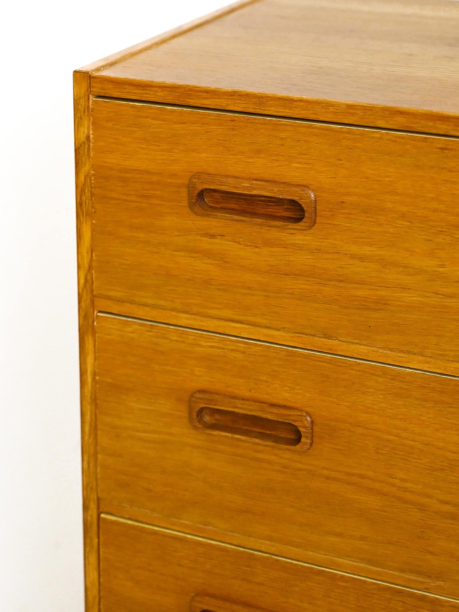 Mid-20th Century Oak Chest of Drawers