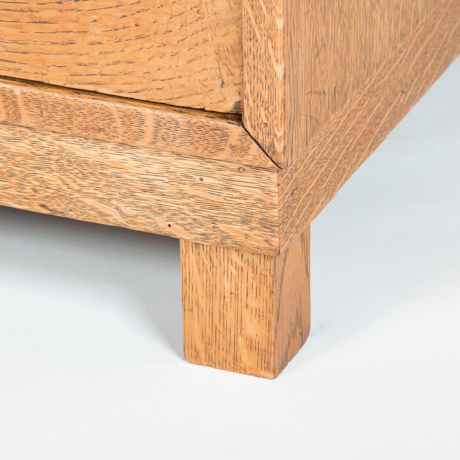 Oak chest of drawers  1