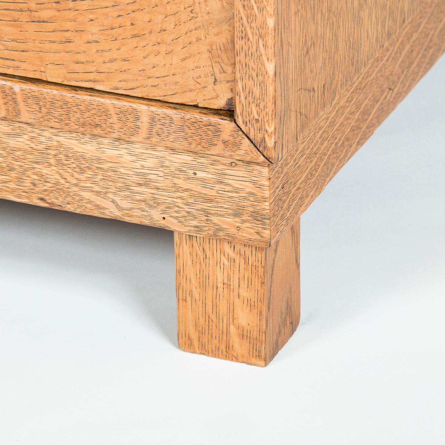 Oak chest of drawers 1