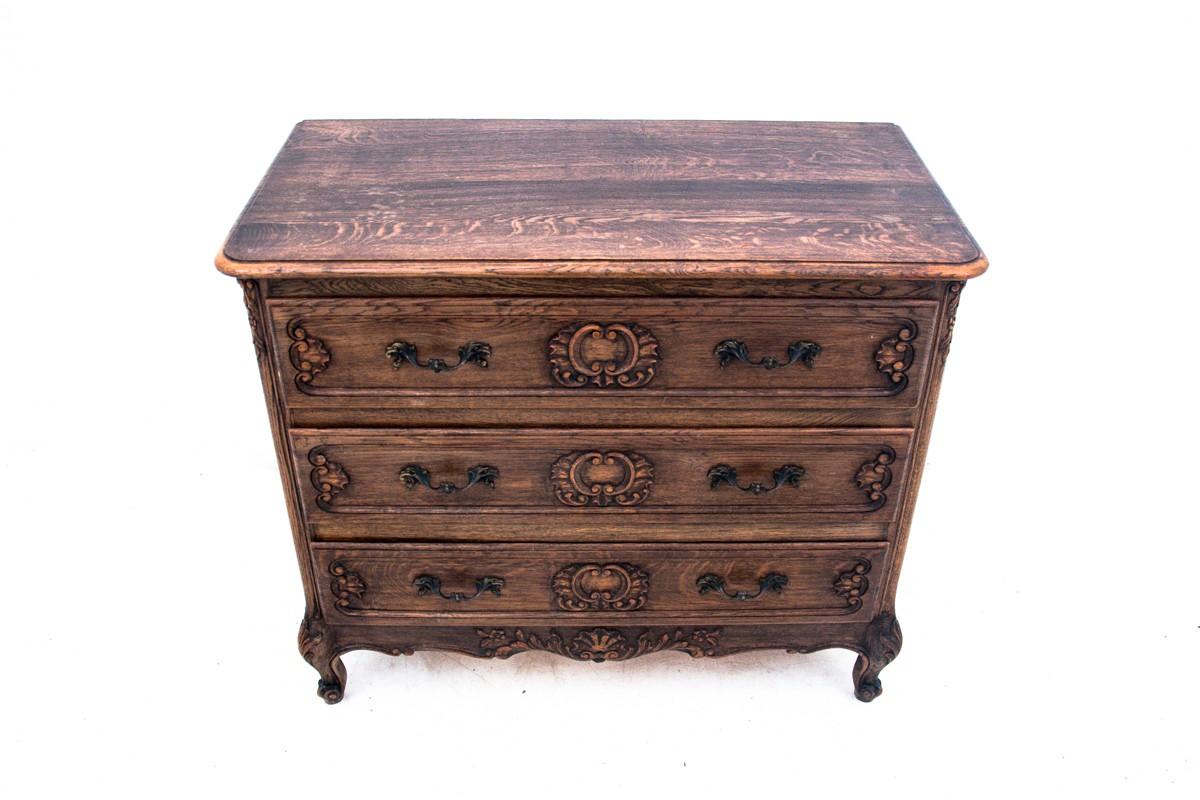 Oak chest of drawers, France, circa 1930.

Wood: oak

Dimensions: Height: 80 cm, width: 95 cm, depth: 49 cm.