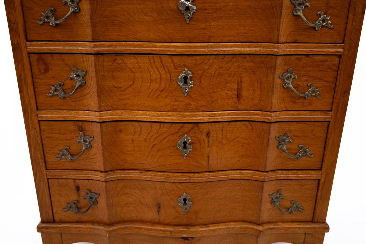 Oak chest of drawers, Northern Europe, circa 1910.

Very good condition, after renovation.

dimensions height 77 cm width 74 cm depth 43 cm