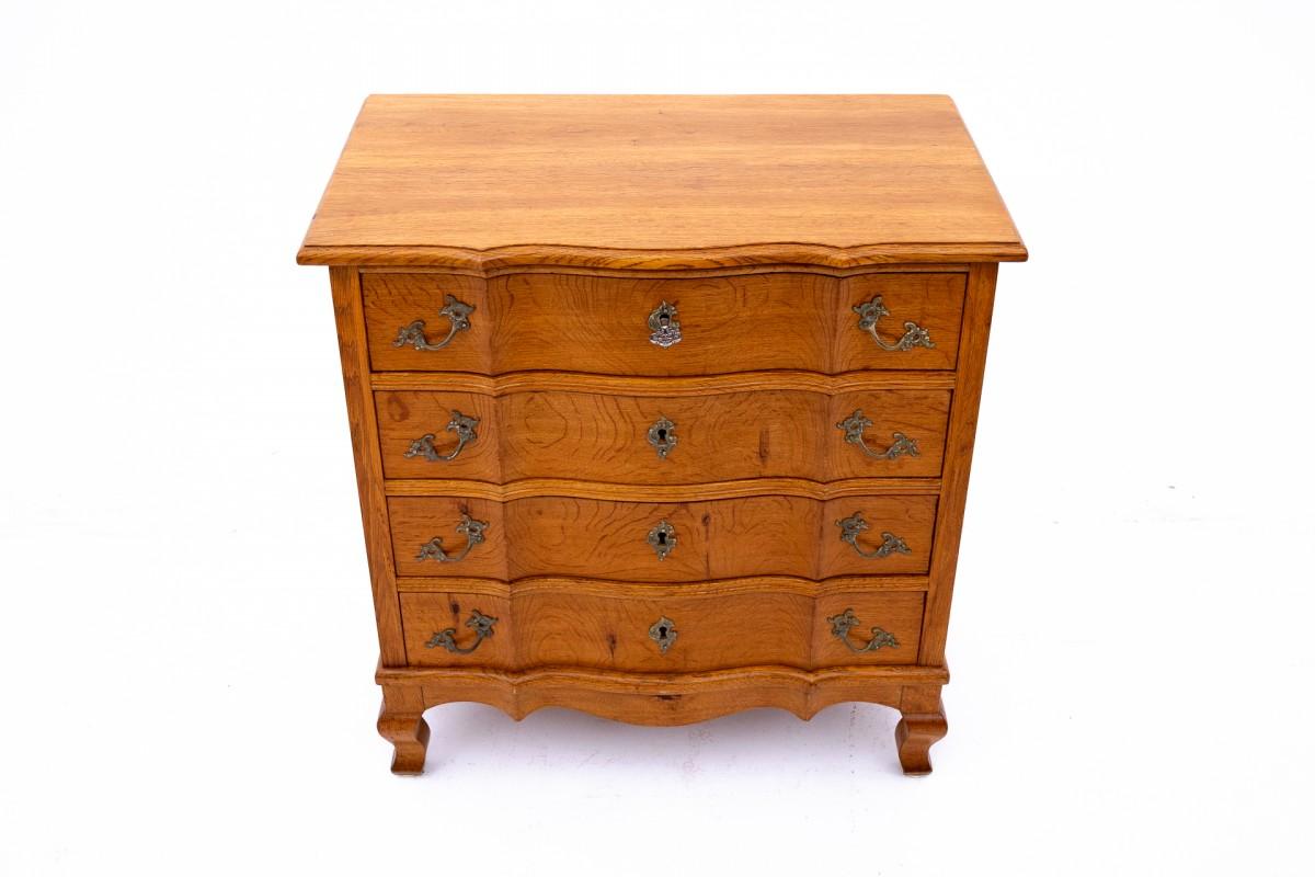 Oak chest of drawers, Northern Europe, circa 1910.

Very good condition, after renovation.

dimensions height 77 cm width 74 cm depth 43 cm