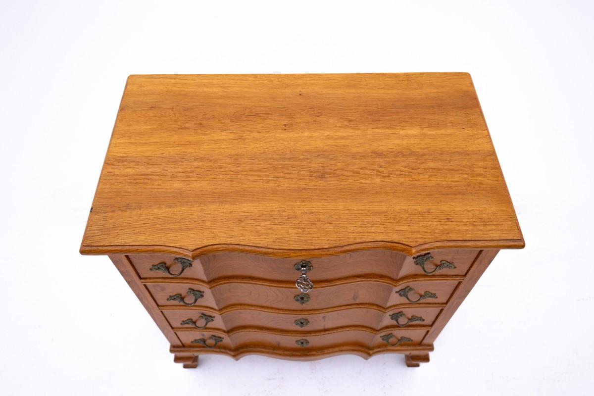 Oak chest of drawers, Northern Europe, circa 1910 In Good Condition For Sale In Chorzów, PL