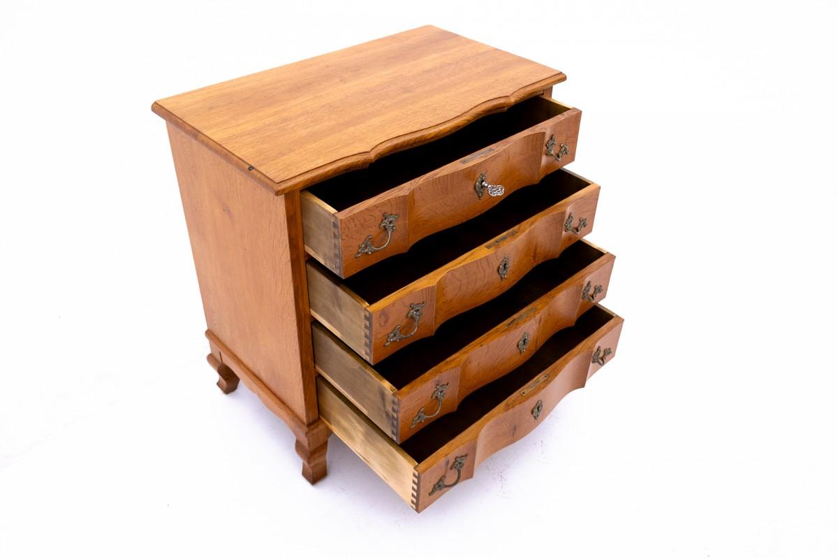Oak chest of drawers, Northern Europe, circa 1910 In Good Condition For Sale In Chorzów, PL