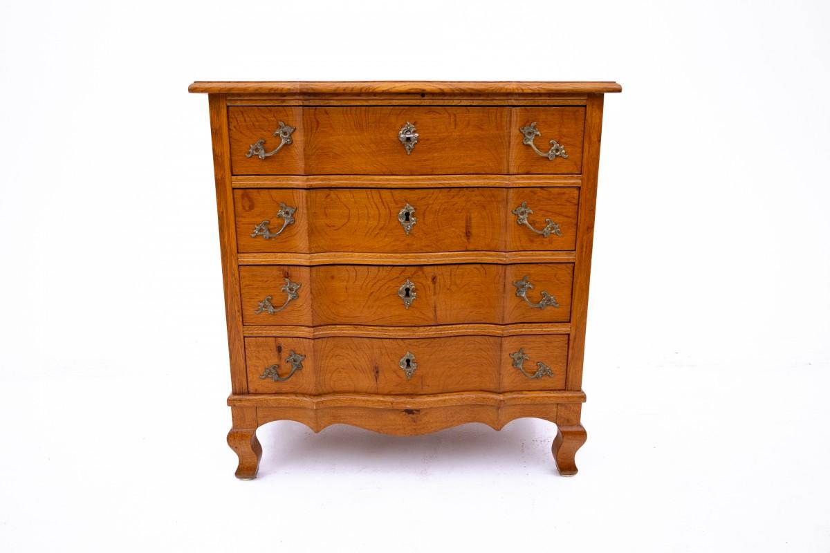 Oak chest of drawers, Northern Europe, circa 1910 For Sale 1