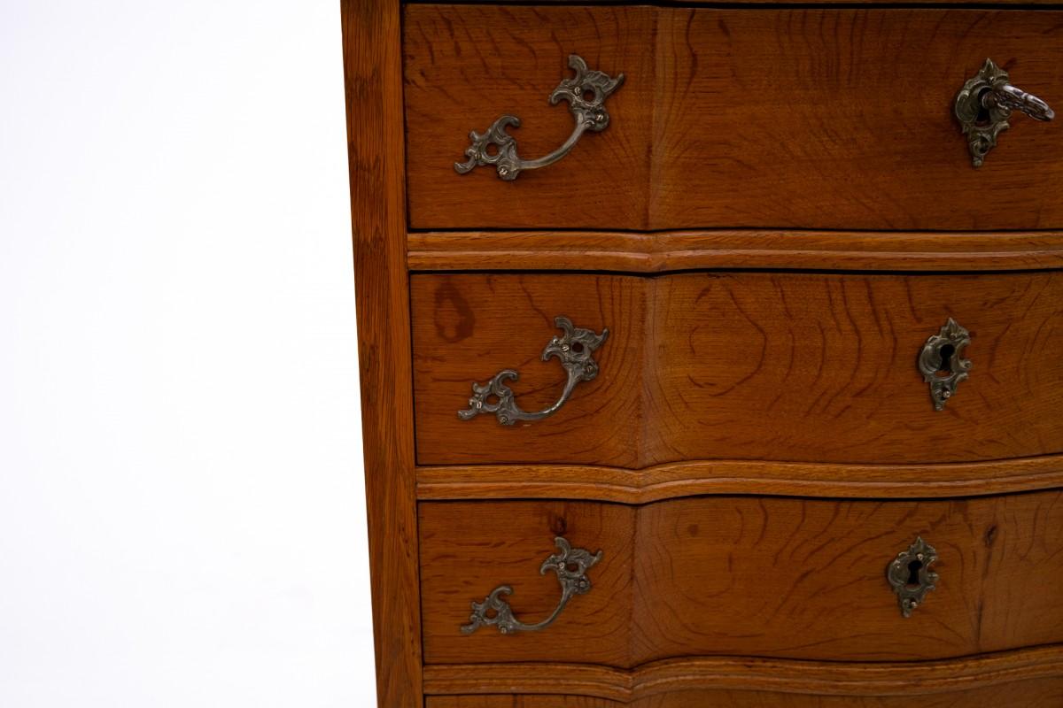 Oak chest of drawers, Northern Europe, circa 1910 For Sale 2