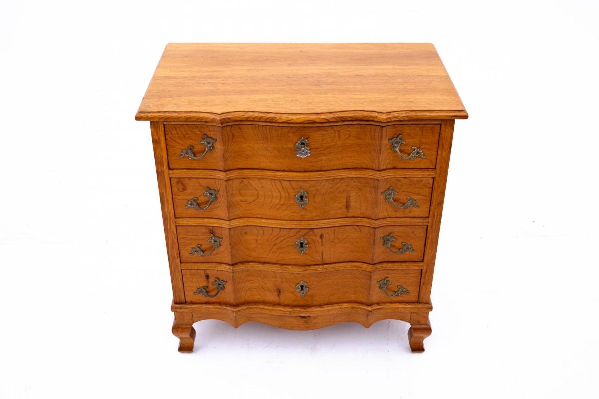 Oak chest of drawers, Northern Europe, circa 1910 For Sale 2