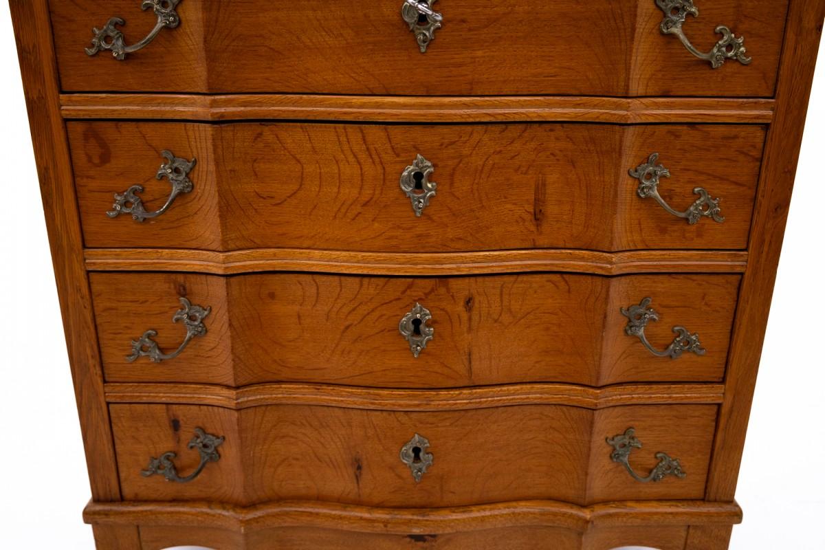 Oak chest of drawers, Northern Europe, circa 1910 For Sale 3