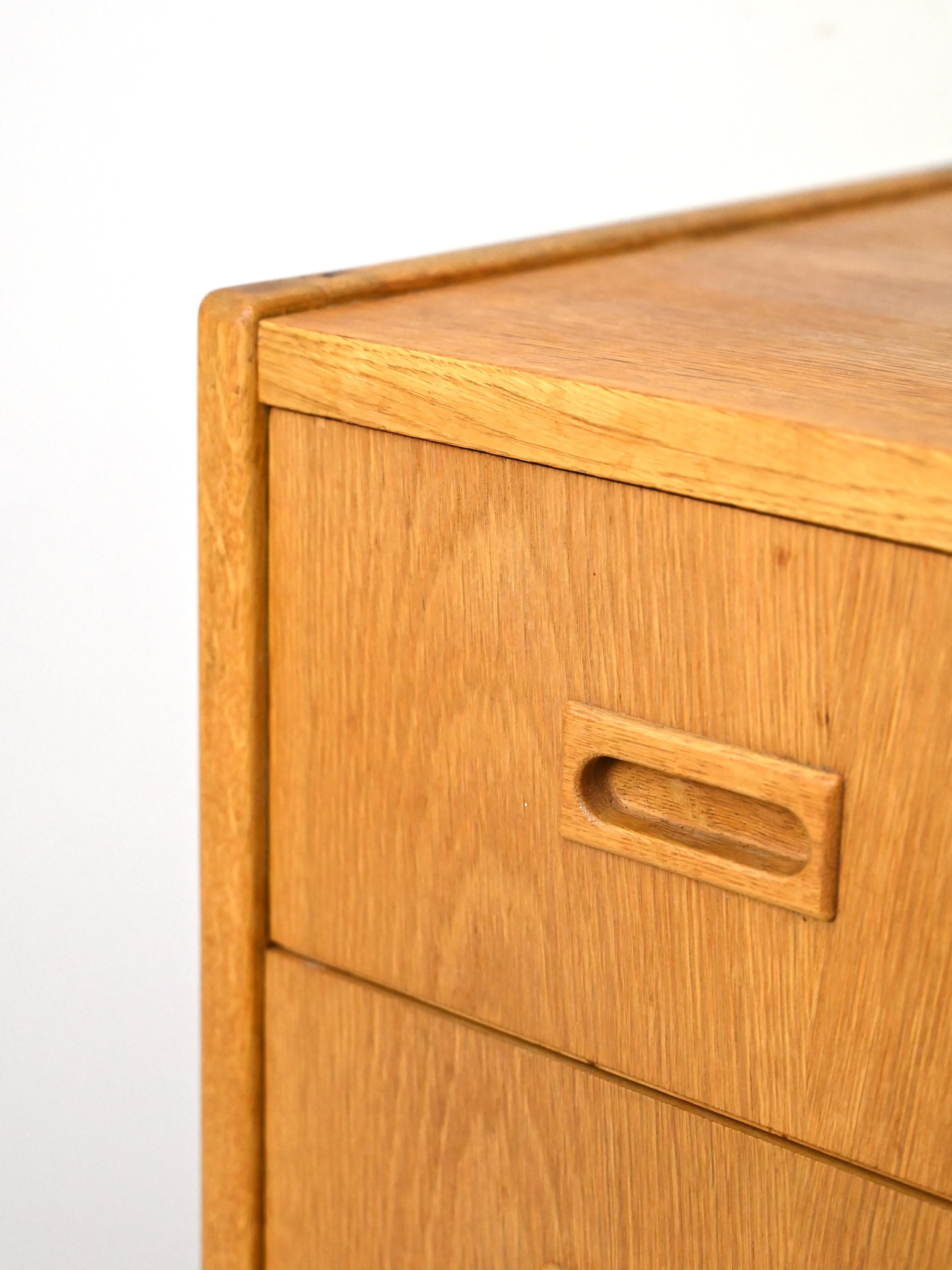 Oak Chest of Drawers with Three Drawers 1