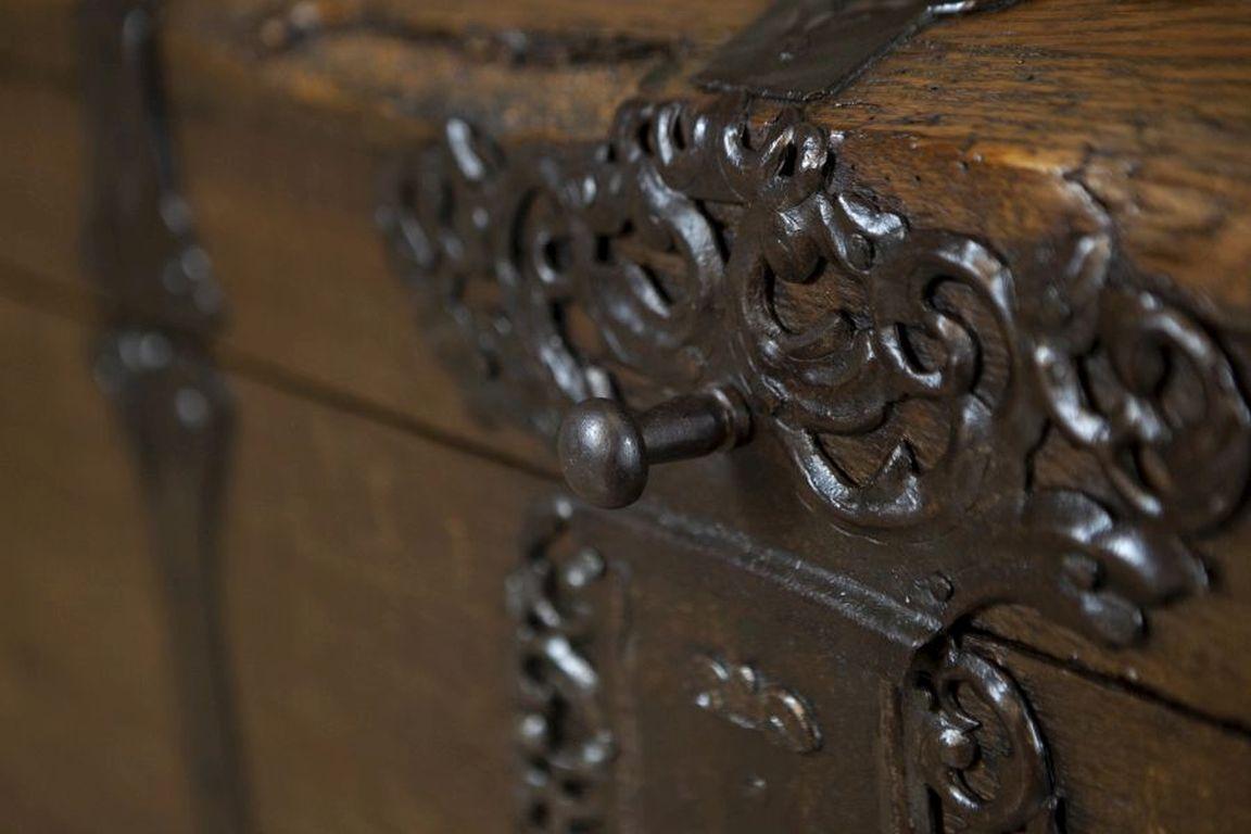 Oak Chest From the Late 18th Century With Iron Fittings For Sale 6