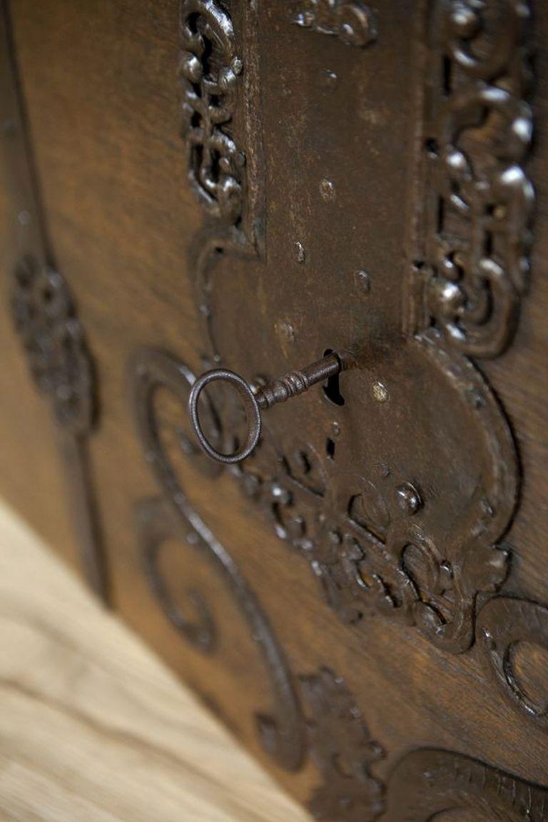 Oak Chest From the Late 18th Century With Iron Fittings For Sale 7