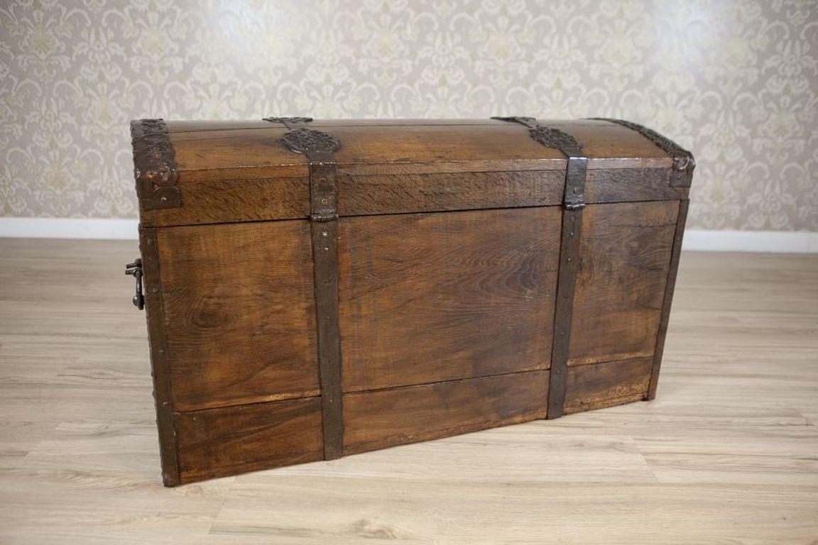 Oak Chest From the Late 18th Century With Iron Fittings In Good Condition For Sale In Opole, PL