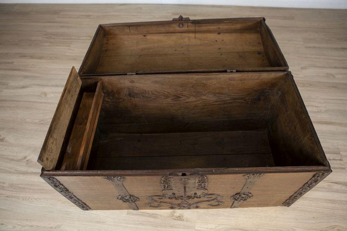 Oak Chest From the Late 18th Century With Iron Fittings For Sale 4