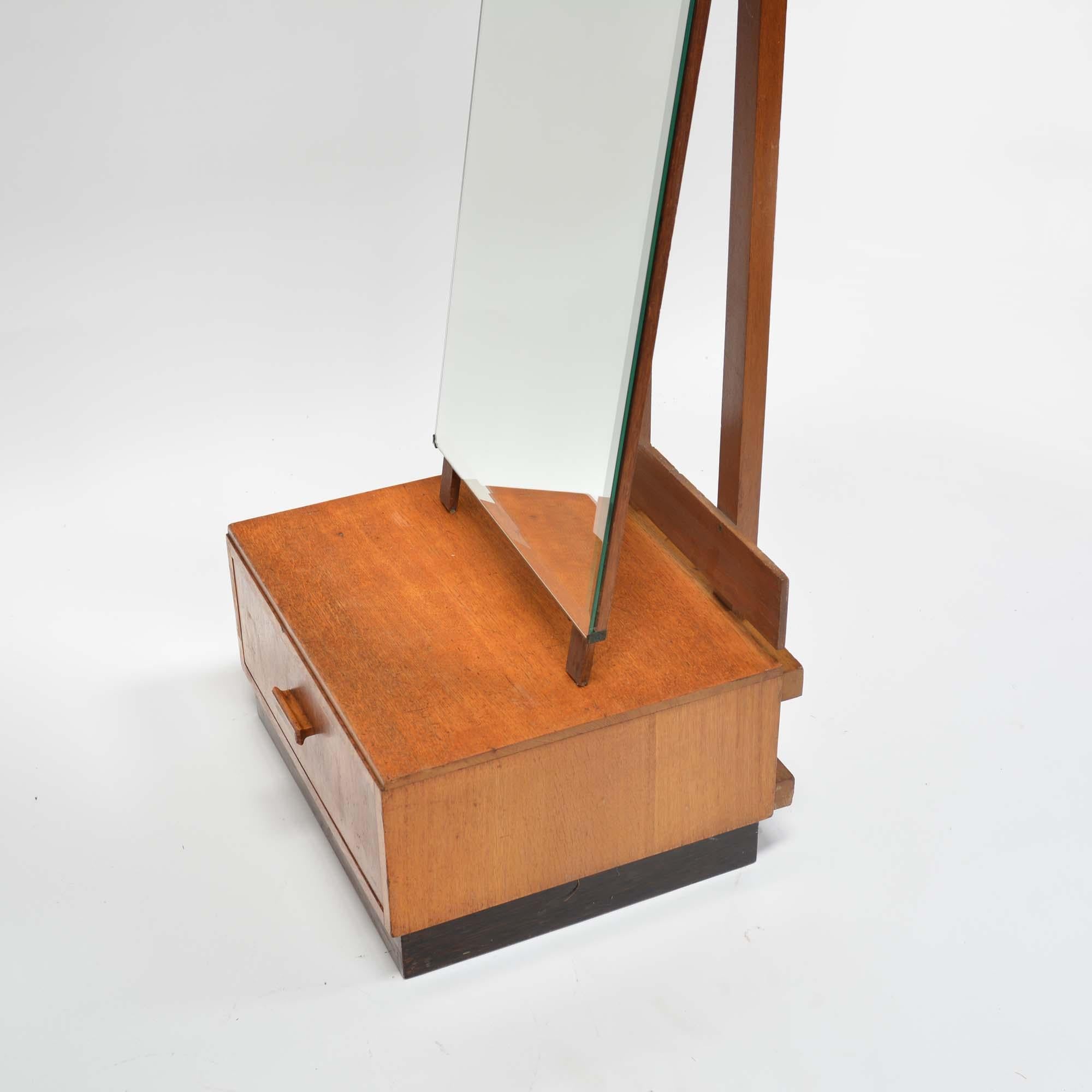 Oak cheval dressing mirror the style of Heals By A.B. Ltd, Good Furniture Units In Good Condition For Sale In Castle Douglas, GB