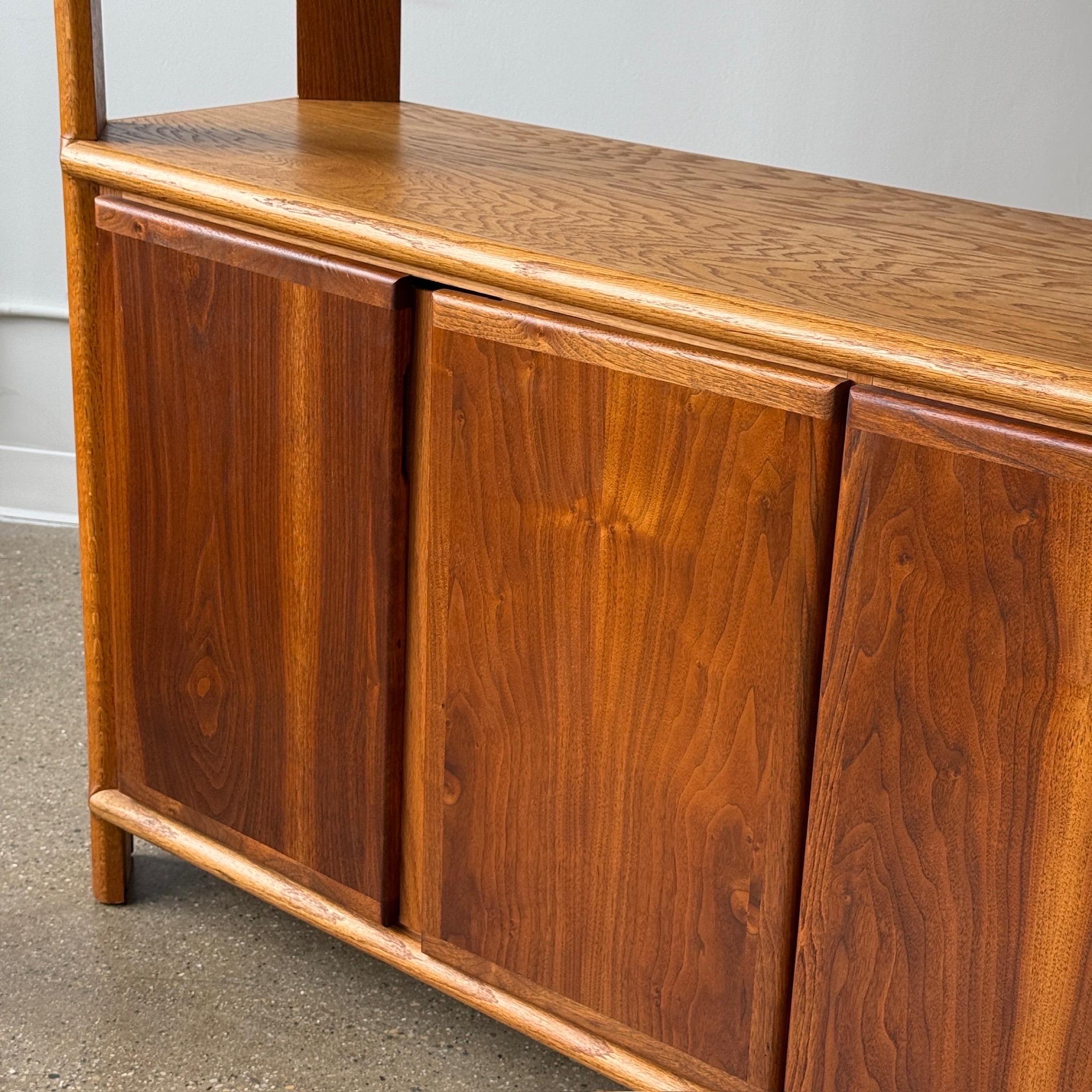 Mid-Century Modern Huche en chêne de Lou Hodges pour la génération 80 en vente