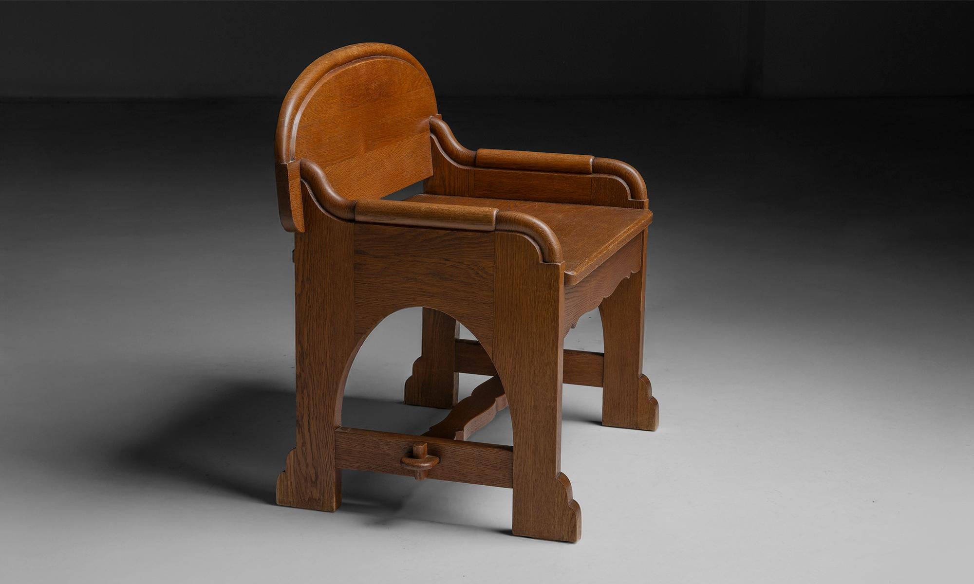 Chaise Church's en chêne

Pays-Bas, 1940

Composé de chêne, de bords élégamment incurvés et de pieds festonnés.

31 