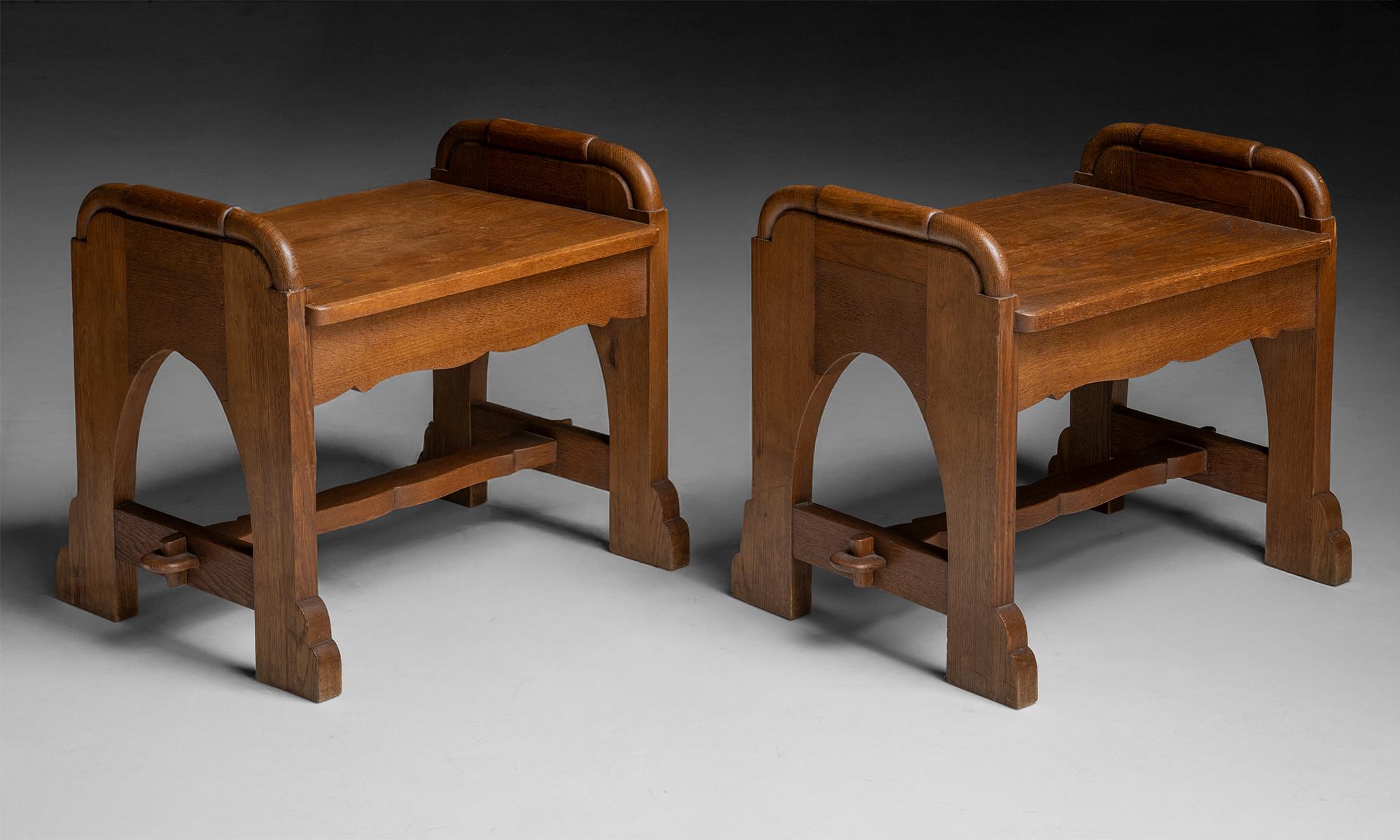Taburetes de iglesia de roble

Países Bajos, 1940

Compuesto de roble, bordes elegantemente curvados con pies festoneados.

24,25