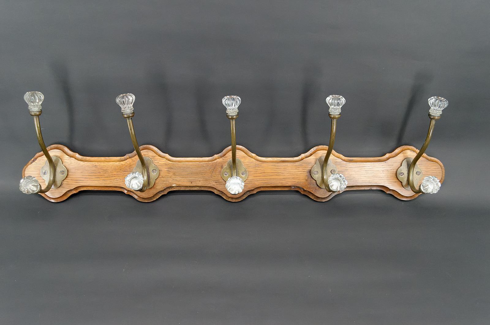 Wall coat rack.
Oak structure mounted with 5 patinated bronze coat hooks finished with cut crystals.

Good condition

Dimensions:
height 21 cm
width 85 cm
depth 16 cm