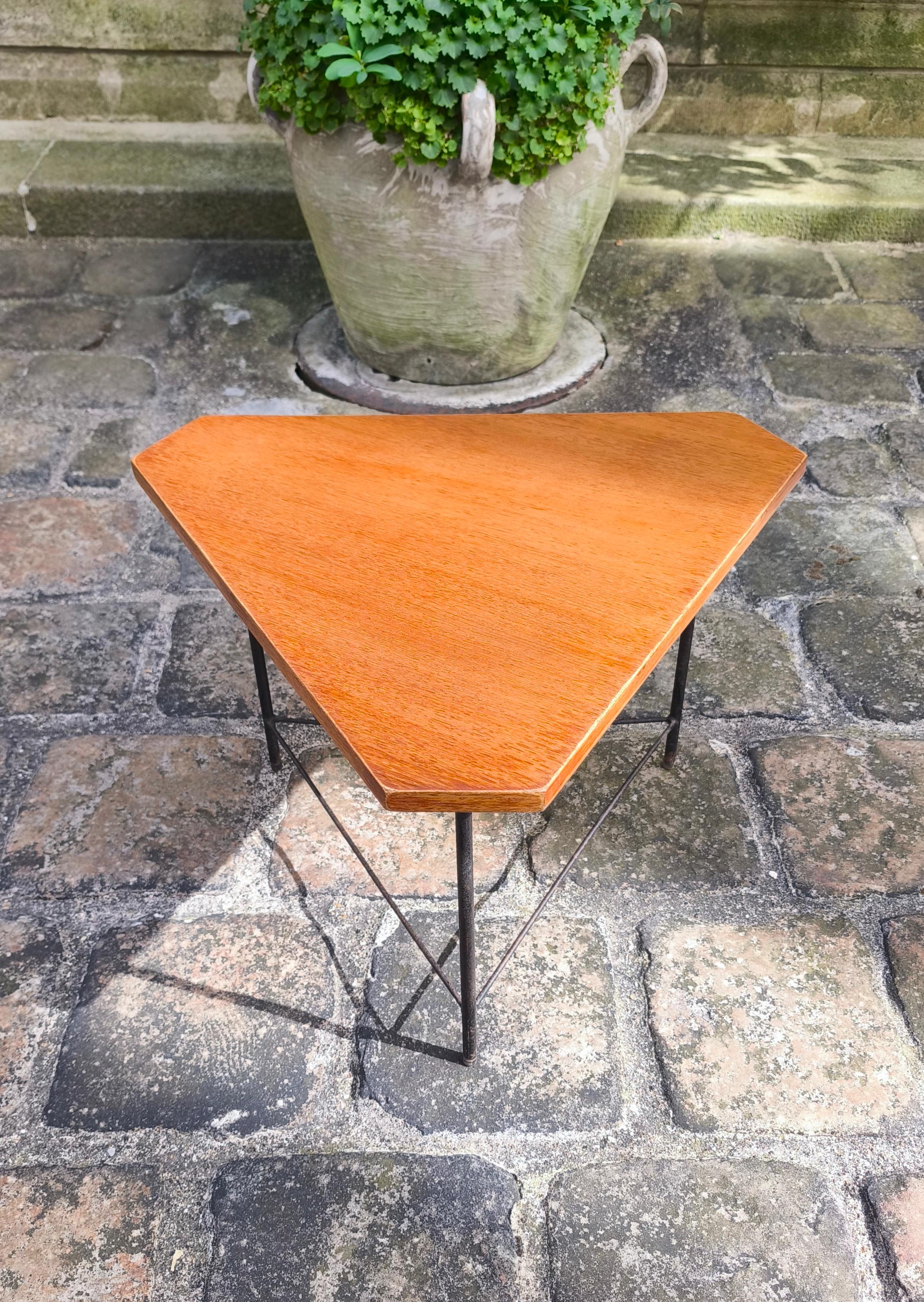 Rare table basse ou d'appoint en chêne et en fer conçue par Gio Ponti et produite par ISA Bergamo, Italie, 1950.
.
38 cm x 60 cm x 52 cm
.
En bon état vintage, deux accrocs et les pieds en métal sont un peu piqués, mais cela n'enlève rien à la