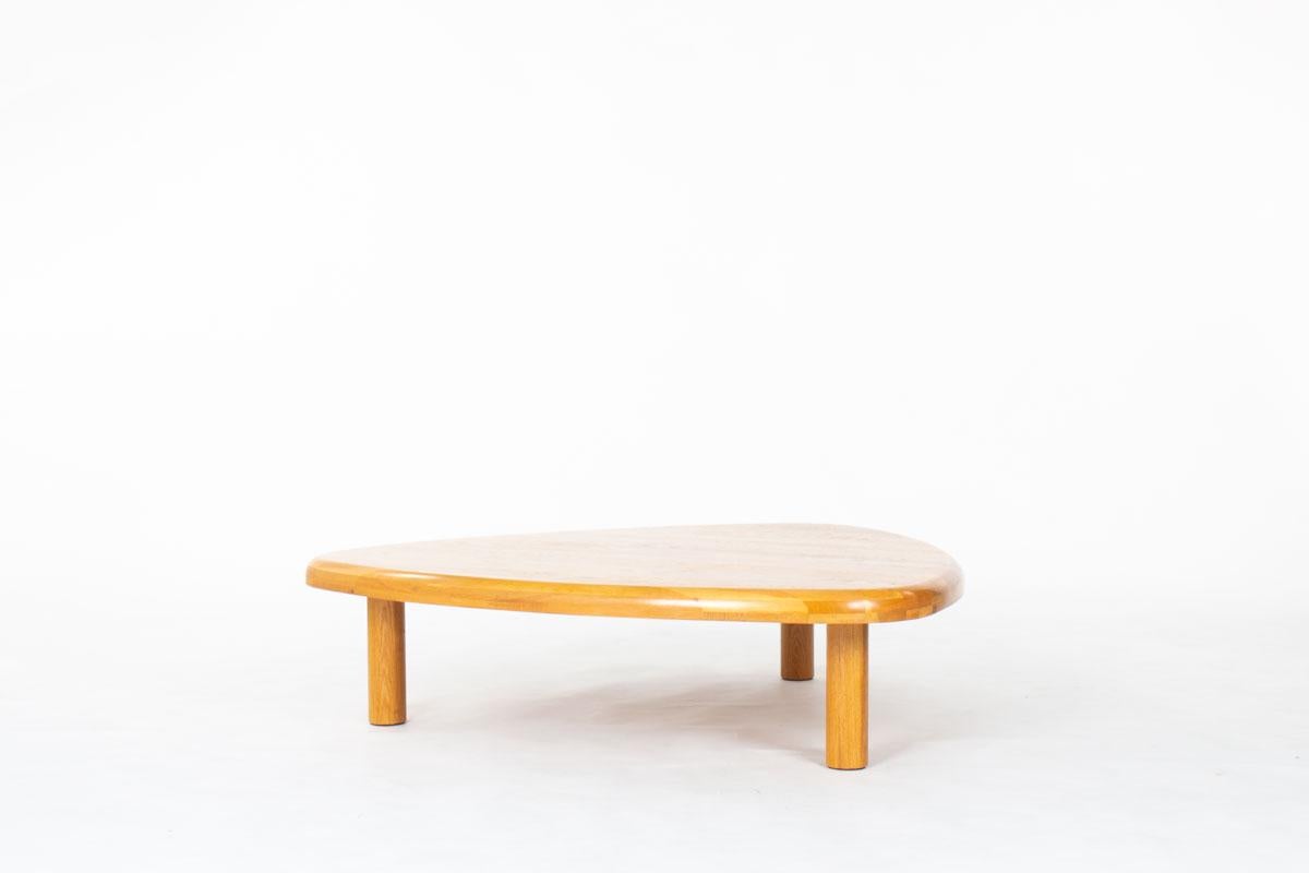 Table basse fabriquée en France dans les années 50
Grand plateau avec 3 pieds cylindriques
Tout en chêne
Bon état vintage avec une belle patine.