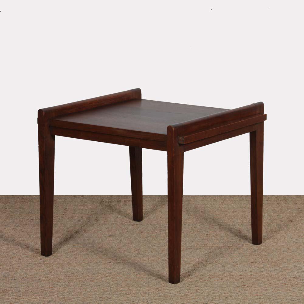 This oak coffee table was designed by French designer René Gabriel for the publisher in 1946. It dates from the Reconstruction period. This piece of furniture is in good condition. The top has been restored.
