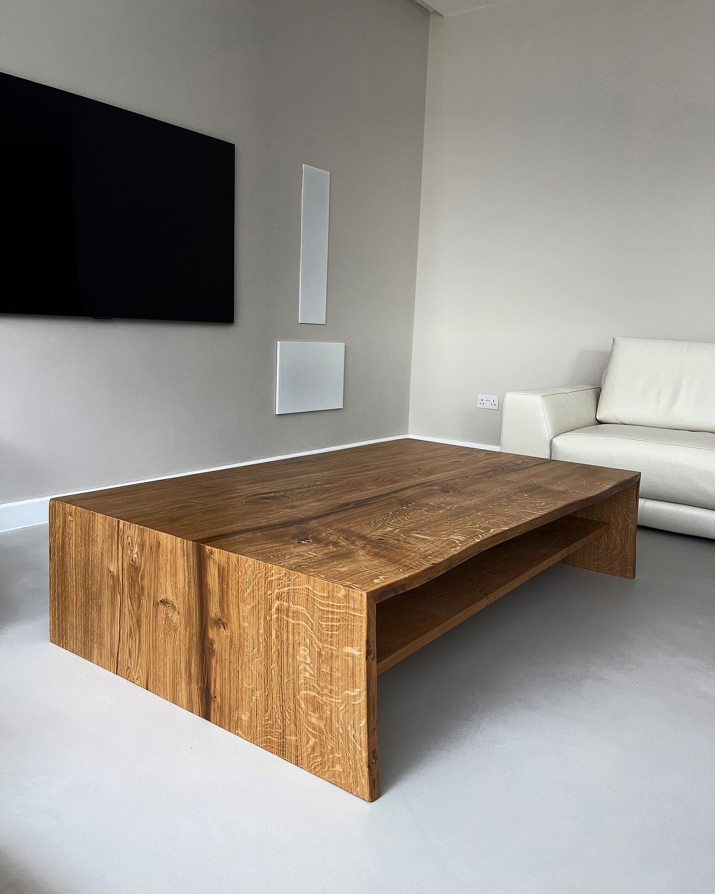Table basse en chêne waney edge / live edge waterfall.
Le chêne est coupé en deux endroits à des angles de 45 degrés, puis rejoint, mettant en valeur l'effet de cascade dans lequel le grain se joint et s'écoule d'un côté à l'autre.

La liste de