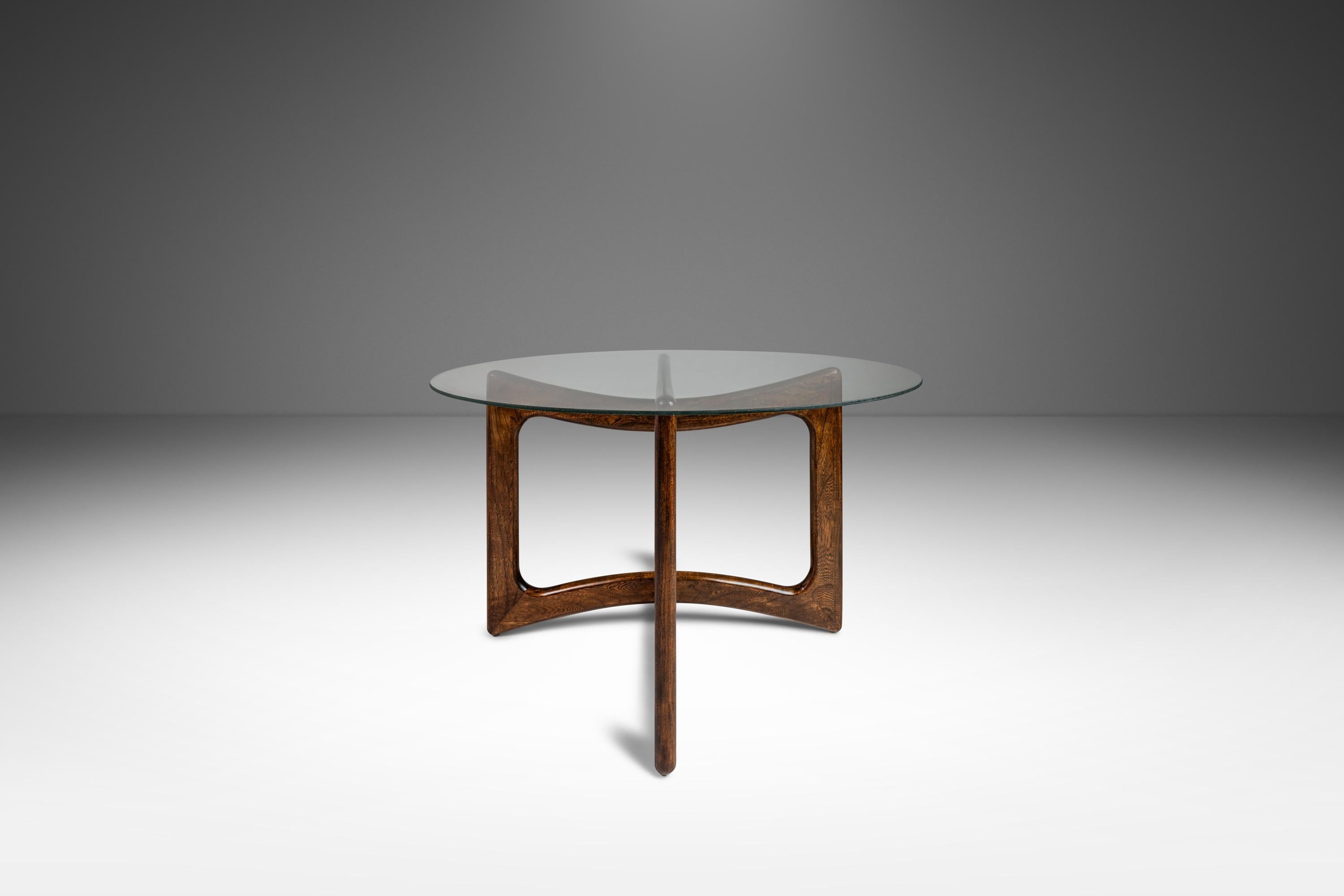 Voici une table basse récemment restaurée, attribuée à l'incomparable Adrian Pearsall à la fin des années 1950 et fabriquée par Craft Associates au début des années 1960. Dotée d'un piètement en chêne massif avec des veinures extraordinaires, cette