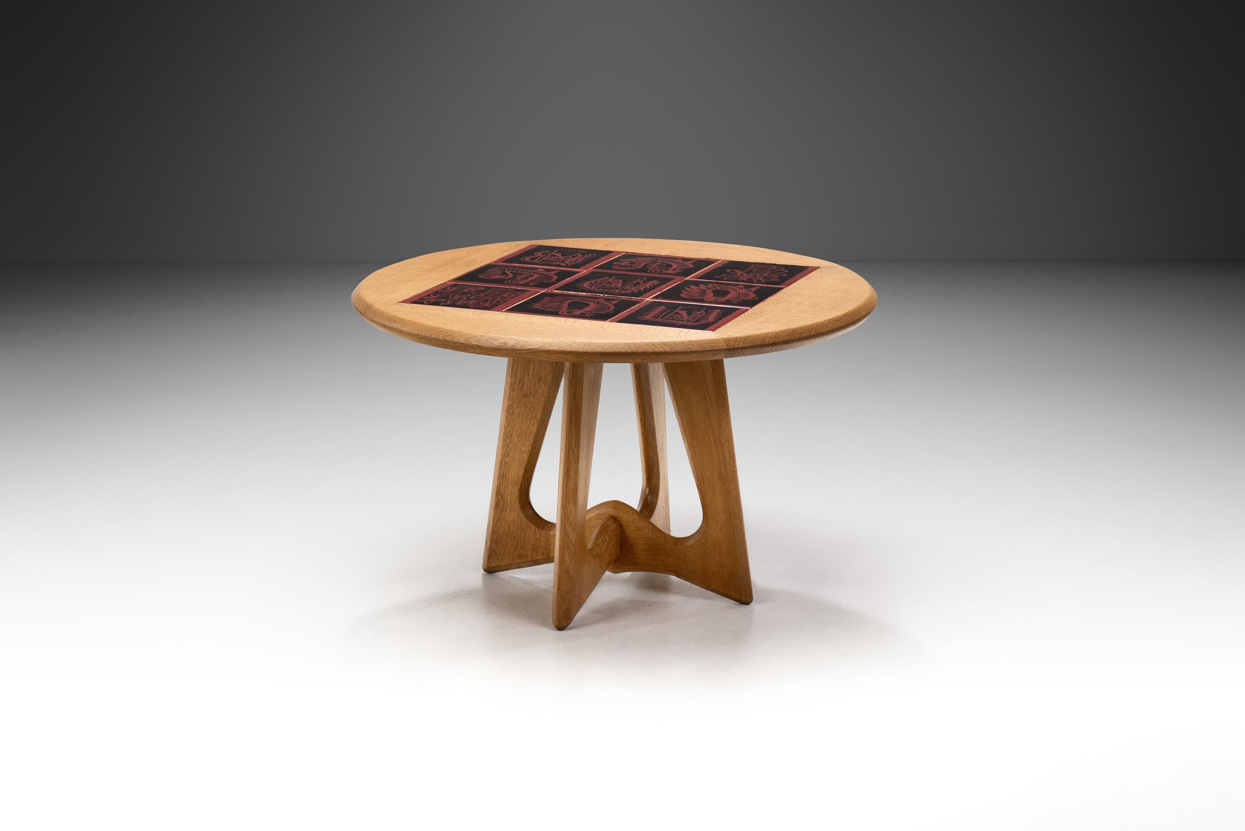 Dieser brillante Couchtisch mit roten und schwarzen Keramikfliesen ist ein Werk, das vom Designgenie von Robert Guillerme und Jacques Chambron geprägt ist. Es stellt visuell dar, warum Votre Maison, das Unternehmen des französischen Duos, die