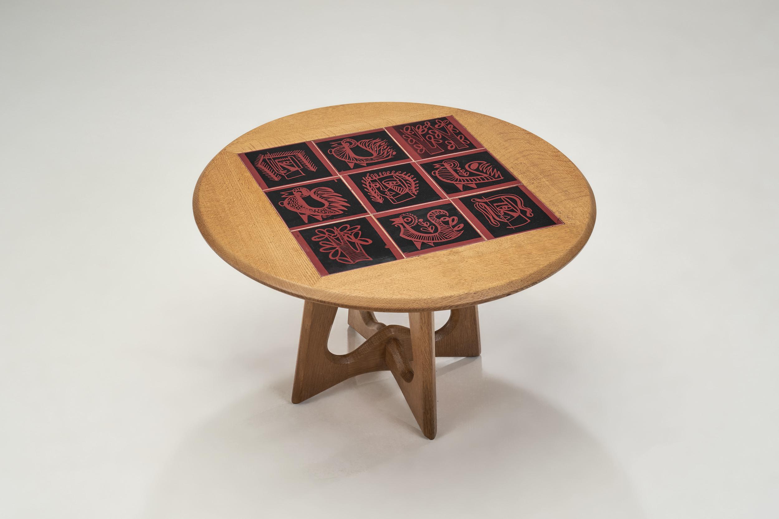 Couchtisch aus Eichenholz mit schwarzen und roten Keramikfliesen, Frankreich 1950er Jahre (Mitte des 20. Jahrhunderts) im Angebot