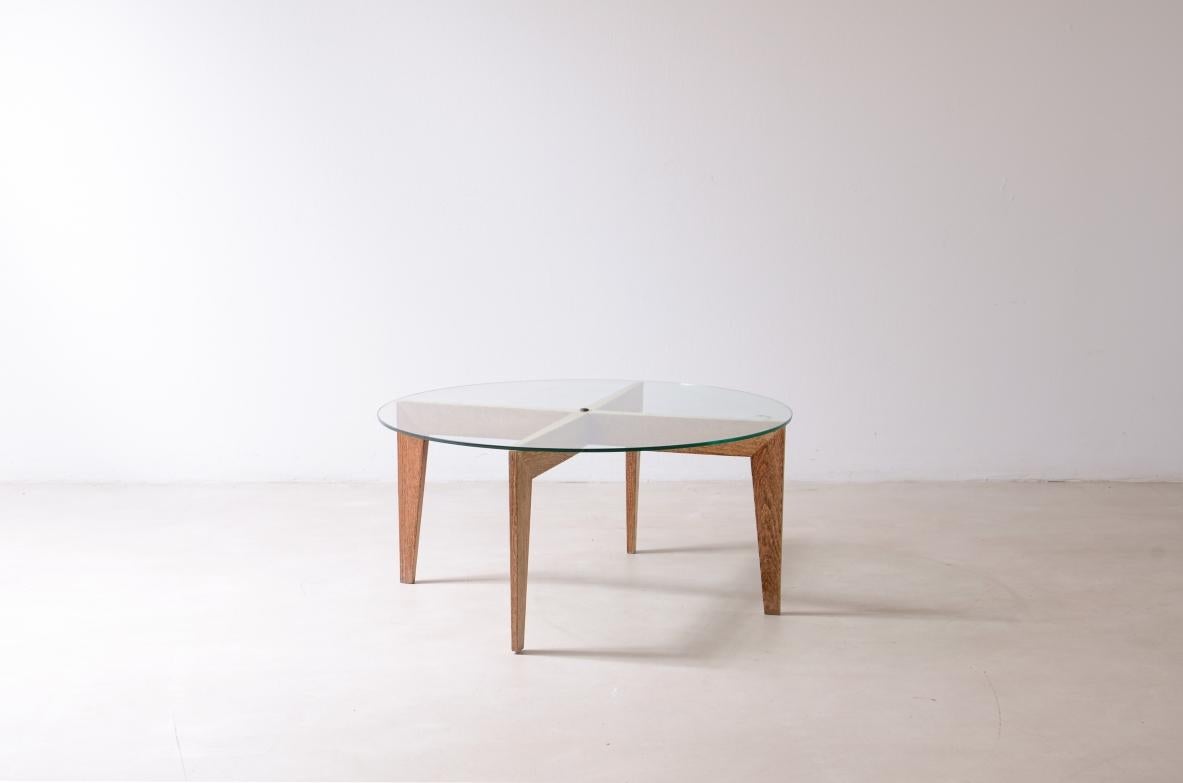 COD-2865
Mesa de centro de roble con travesaño, cuatro patas cónicas y tablero de cristal tallado.

Atribuido a Gio Ponti, hacia 1950.