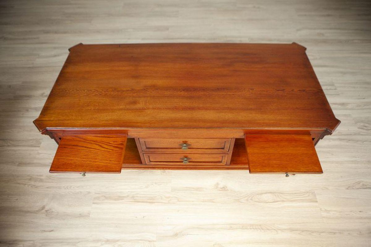 Oak Coffee Table With Drawers From the Mid. 20th Century For Sale 2