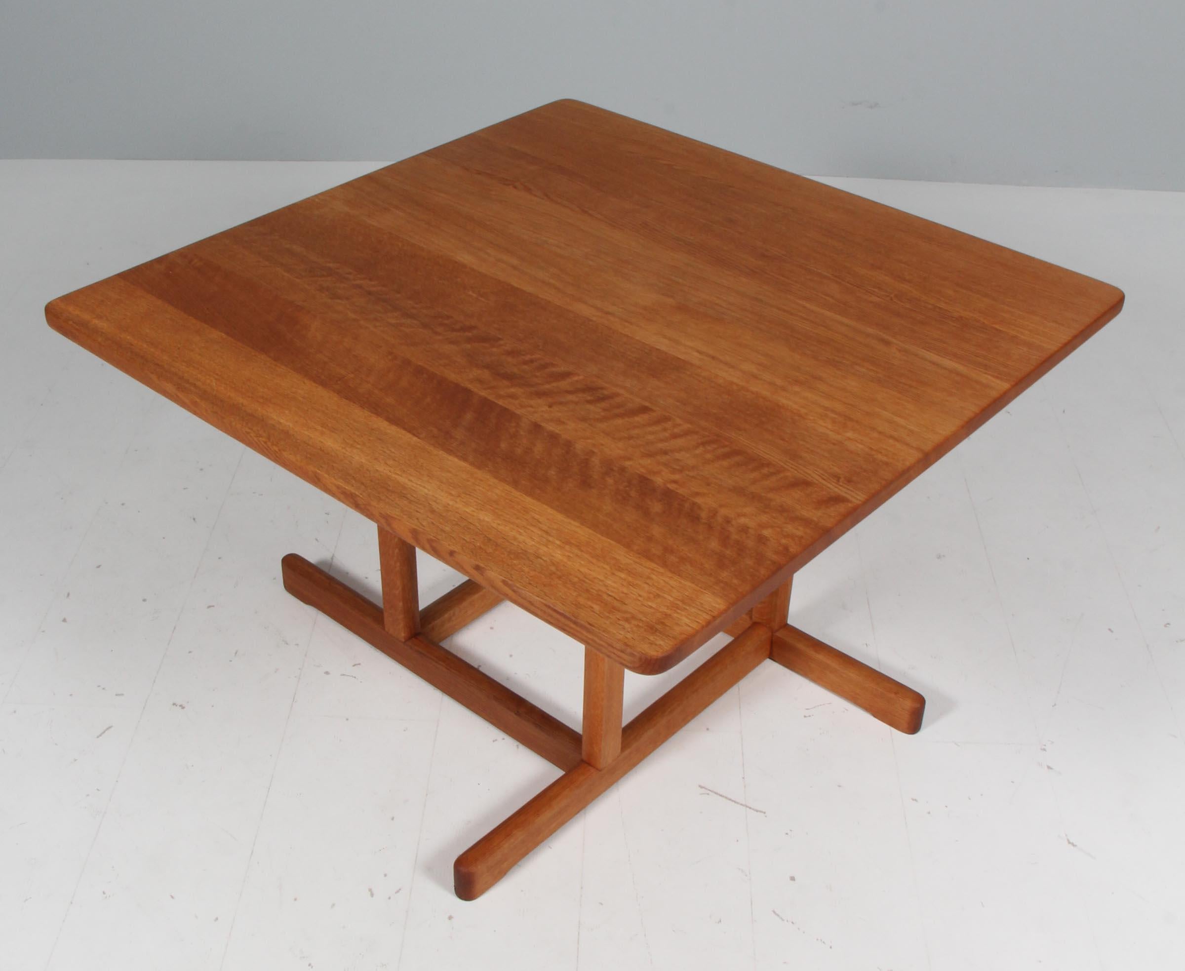 Cette table basse en chêne massif date des toutes premières années de production. Un design à la fois discret et époustouflant, fidèle au style Craftsman danois adopté par Børge Mogensen. La table a été fabriquée par Fredericia Stolefabrik au