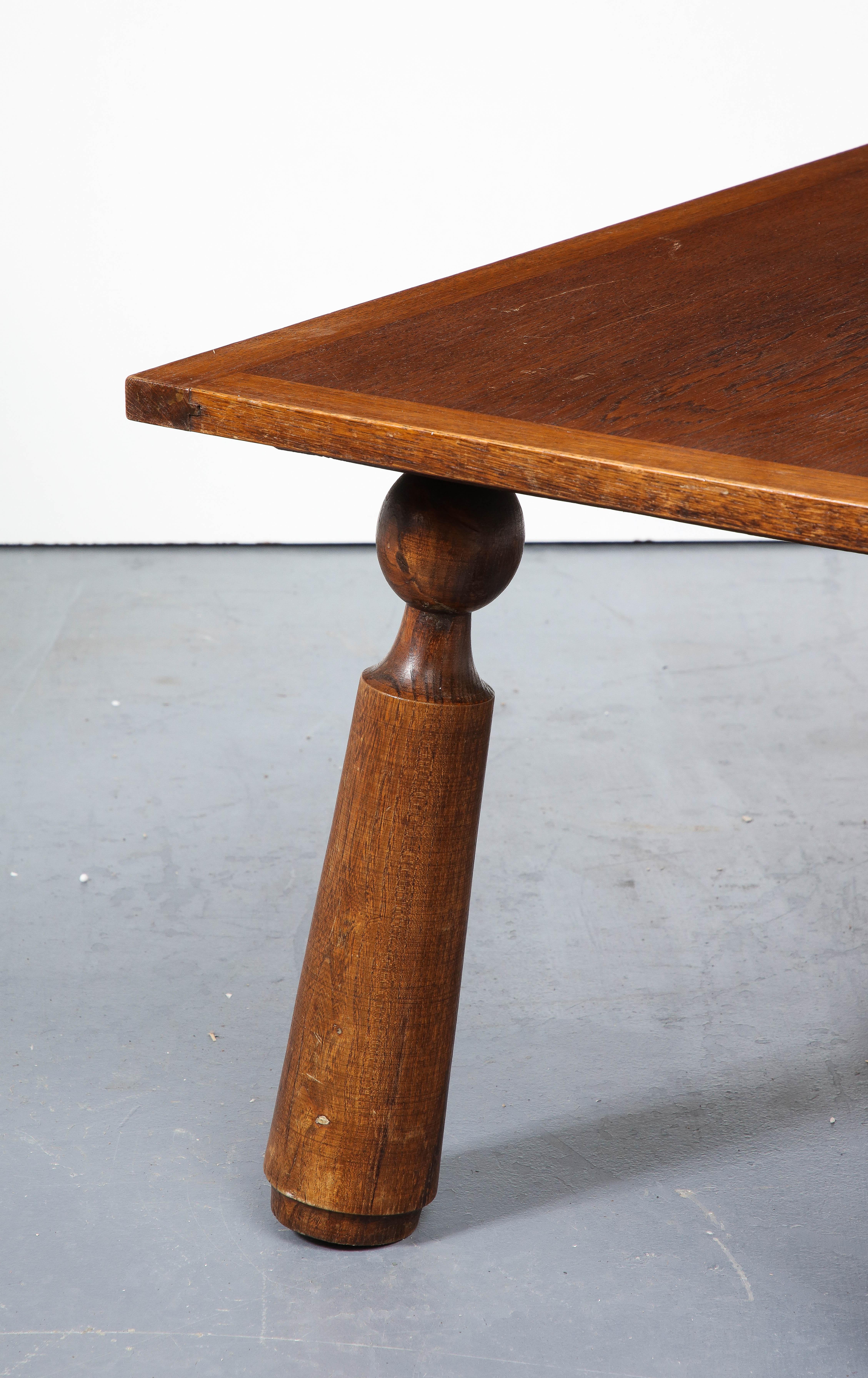 Table basse en chêne avec pieds tournés, à la manière de Charles Dudouyt, France en vente 4