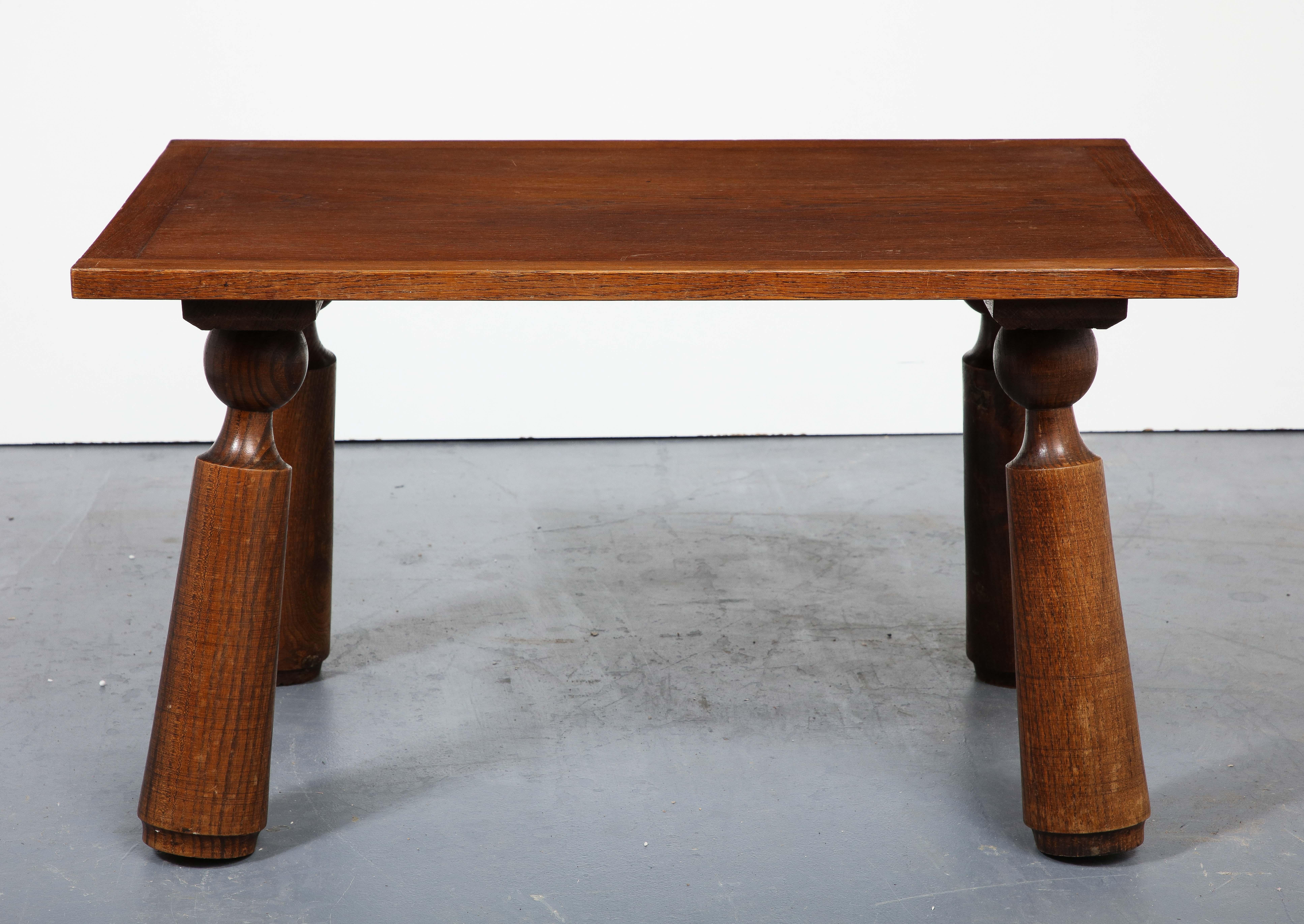 Mid-Century Modern Table basse en chêne avec pieds tournés, à la manière de Charles Dudouyt, France en vente
