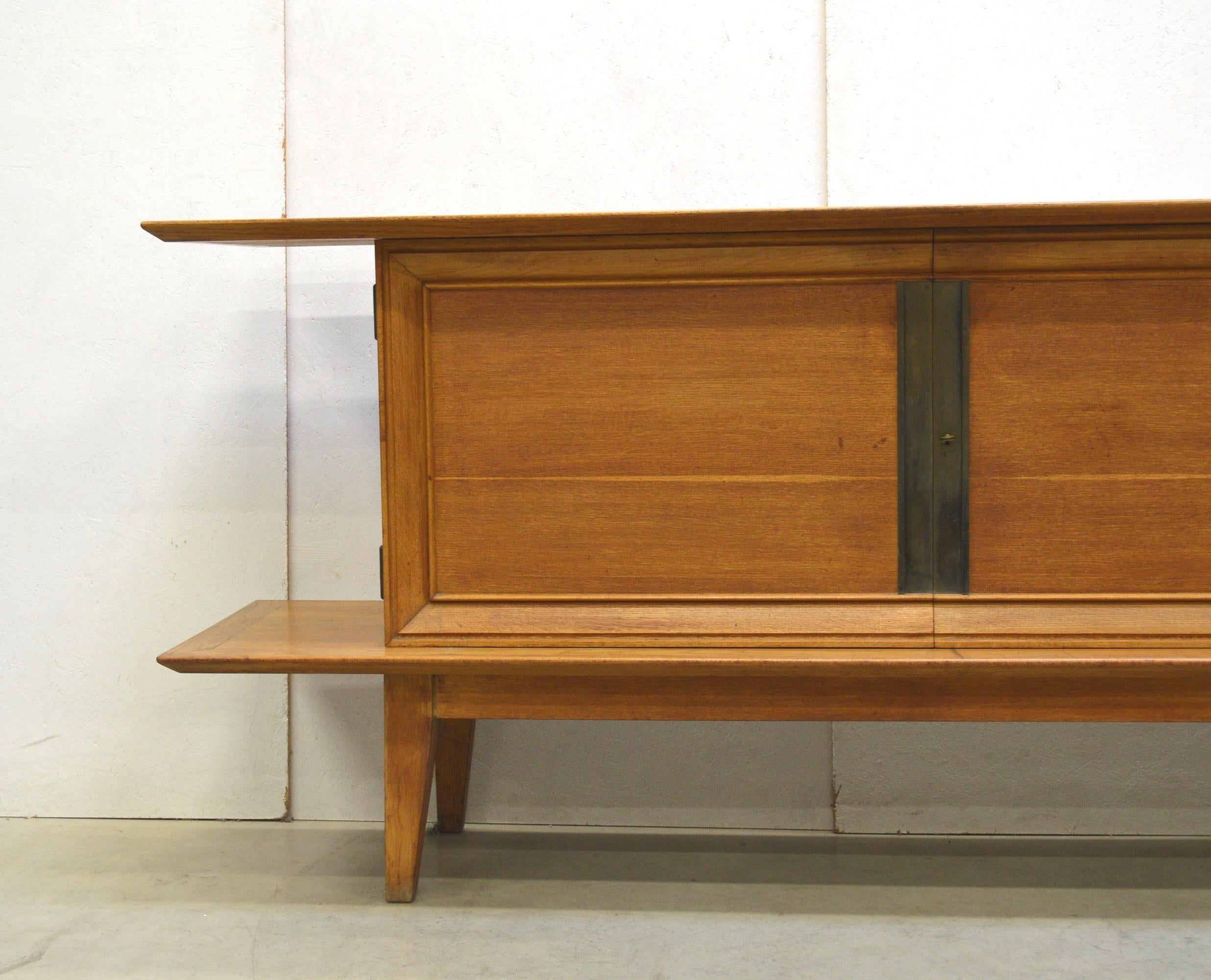 Rare buffet du début du siècle par Colette Gueden.
Fabriqué en France après la Seconde Guerre mondiale, vers 1947/1948.

Magnifique bois de chêne. Une pièce étonnante !

Un design réduit fabriqué avec la plus haute qualité. La clé originale est