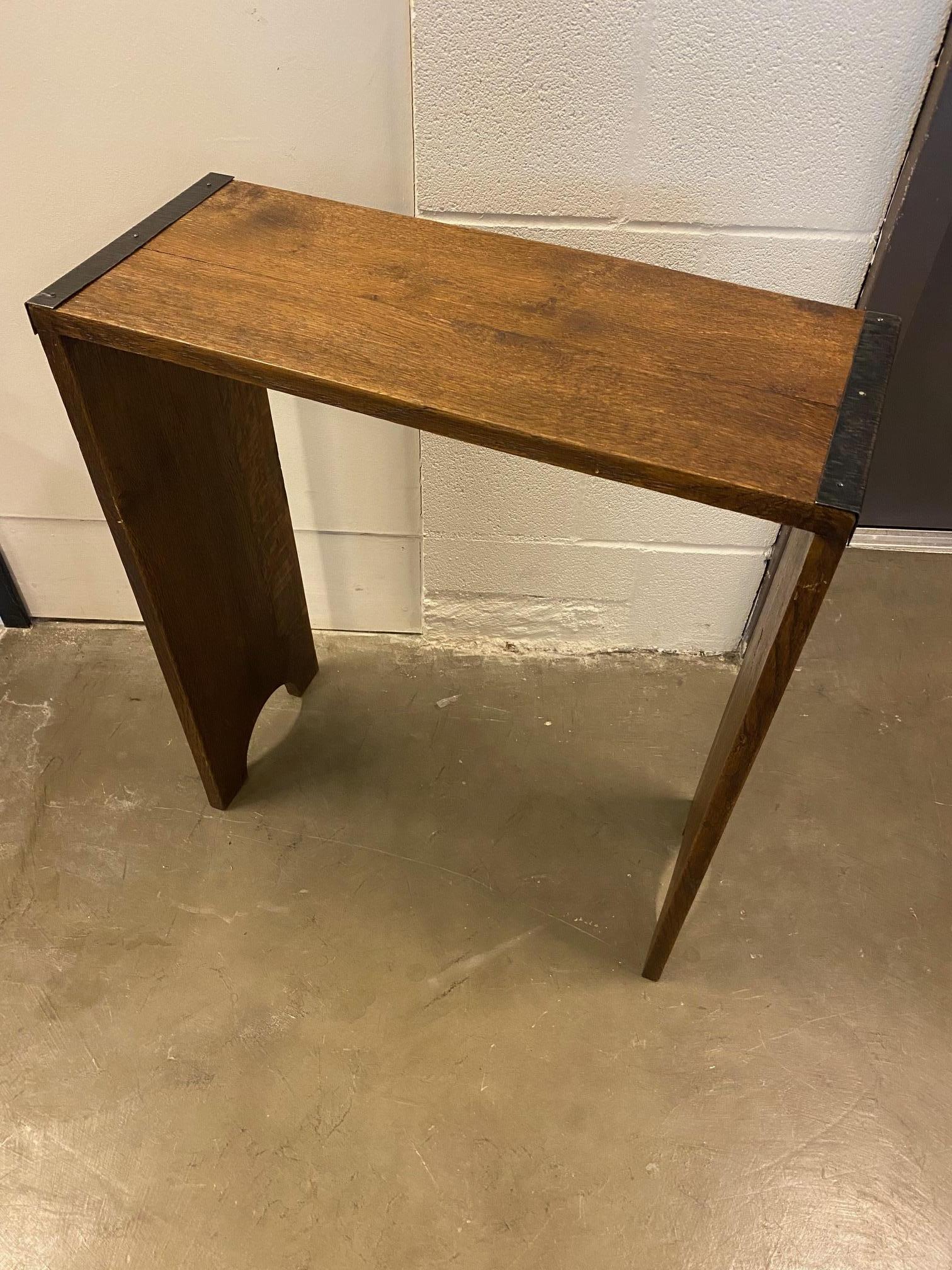 Consolle o tavolino dal design a cascata in rovere massiccio con finiture in metallo scuro.  Nello stile di uno dei primi modernisti francesi, Francis Jourdain o Chanaux & Pelletier.  Francia, anni '30 