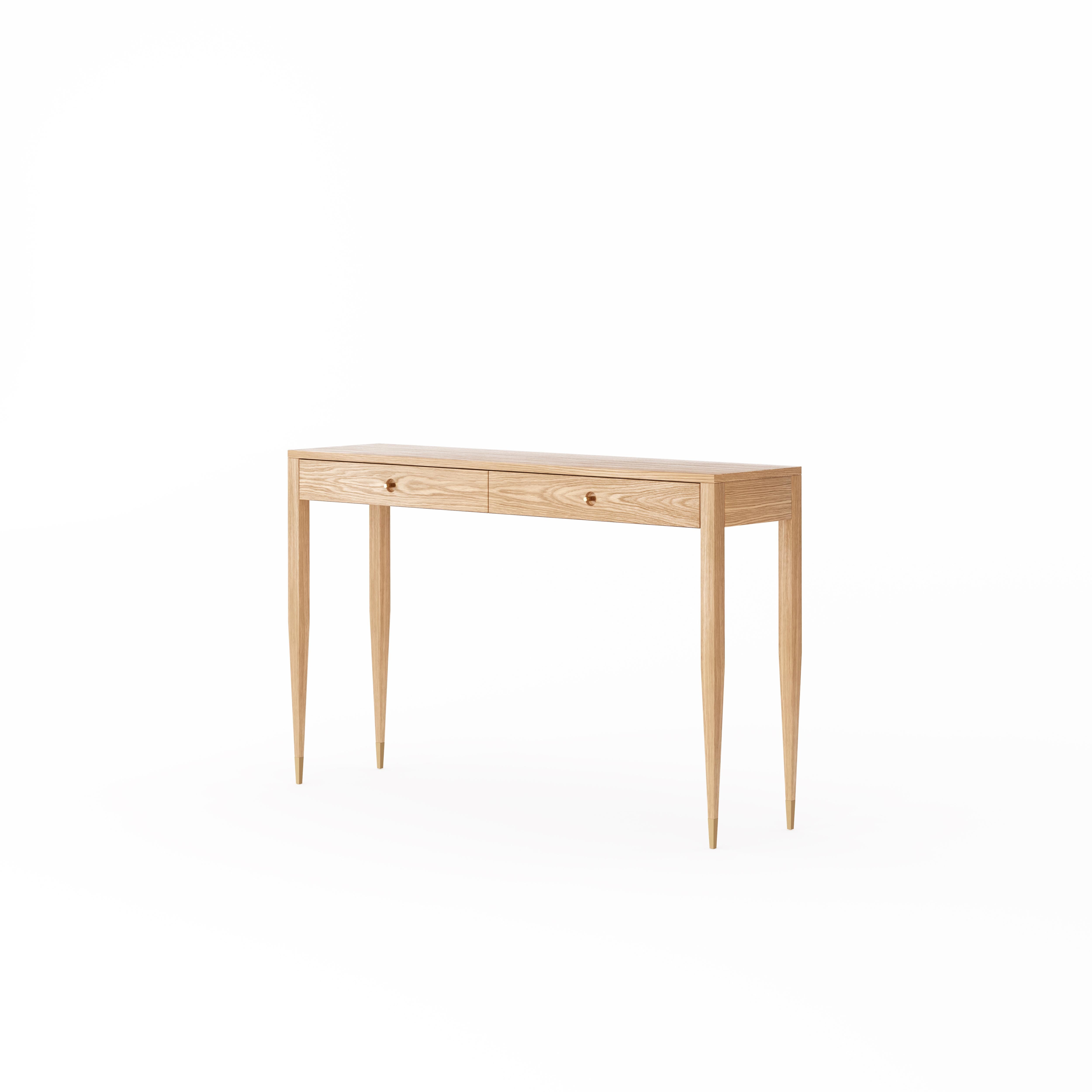 Consolle in Oak in stile metà secolo con due cassetti, quattro gambe affusolate, maniglia in ottone e piedini in ottone.
Consolle in legno massiccio di Oak e legno rivestito con impiallacciatura di rovere naturale.
Perfetto come tavolo da console,