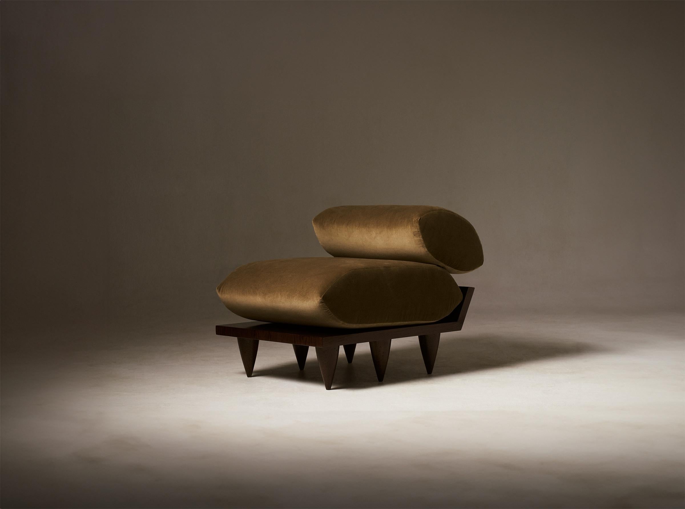 Der Patria Pillow Chair ist vom Süden Siziliens, marokkanischen Bankstühlen und afrikanischen Senufo-Hockern inspiriert.

Anpassungen:
Wählen Sie zwischen 6 oder 10 Beinen
*Bitte beachten Sie: Für zehn Beine wird ein Aufpreis