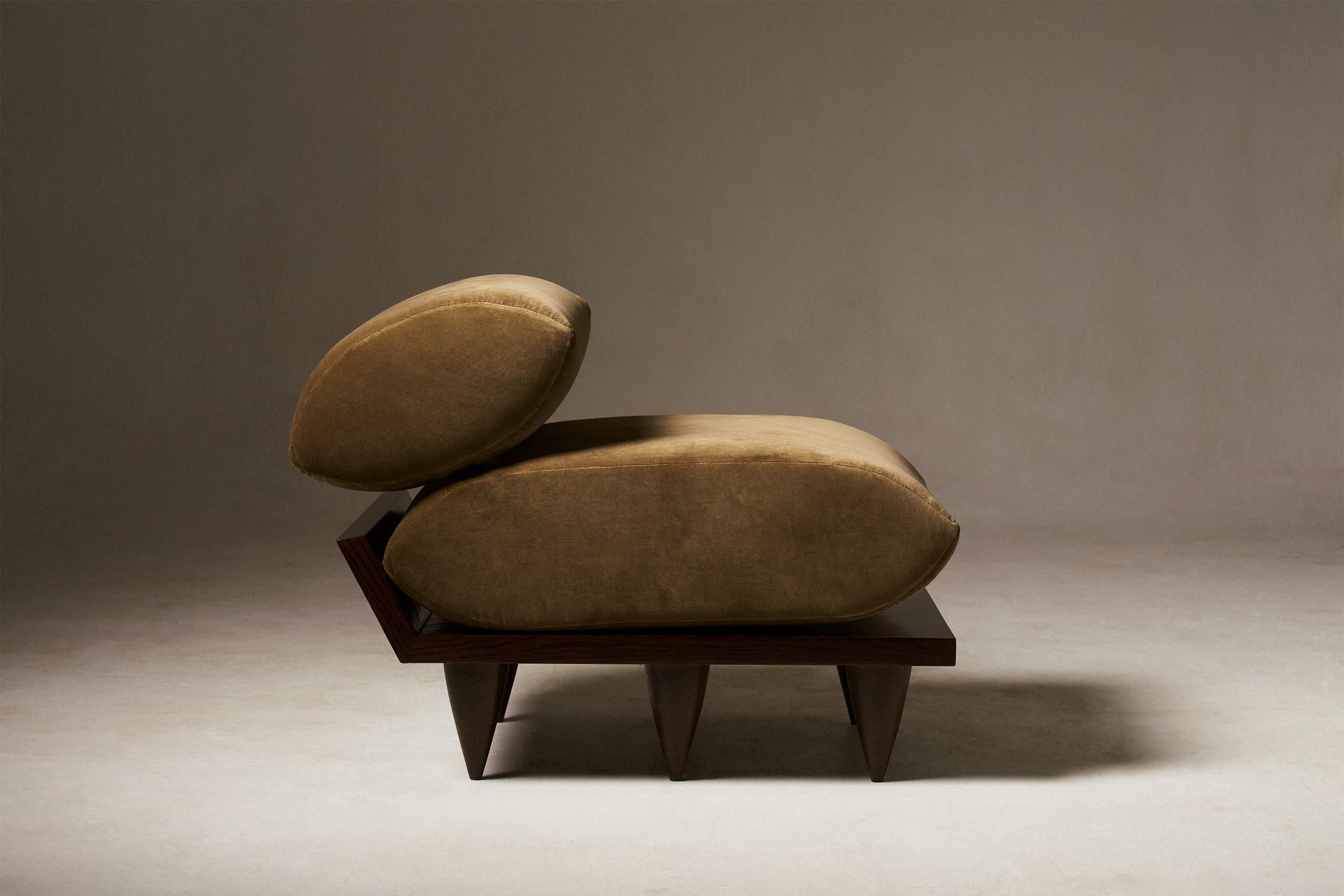 OAK - Contemporary - Skulptur - Patria Pillow Chair (Polster) im Angebot